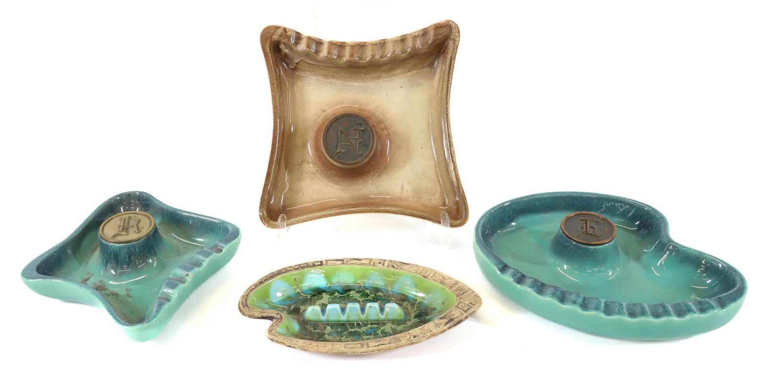 LOT OF VINTAGE POTTERY ASHTRAYS (1 of 2)