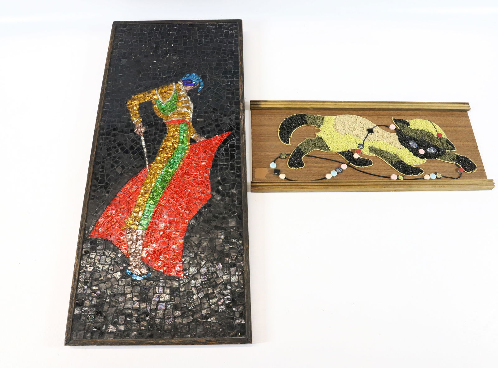 (2) VINTAGE WALL HANGINGS (1 of 6)