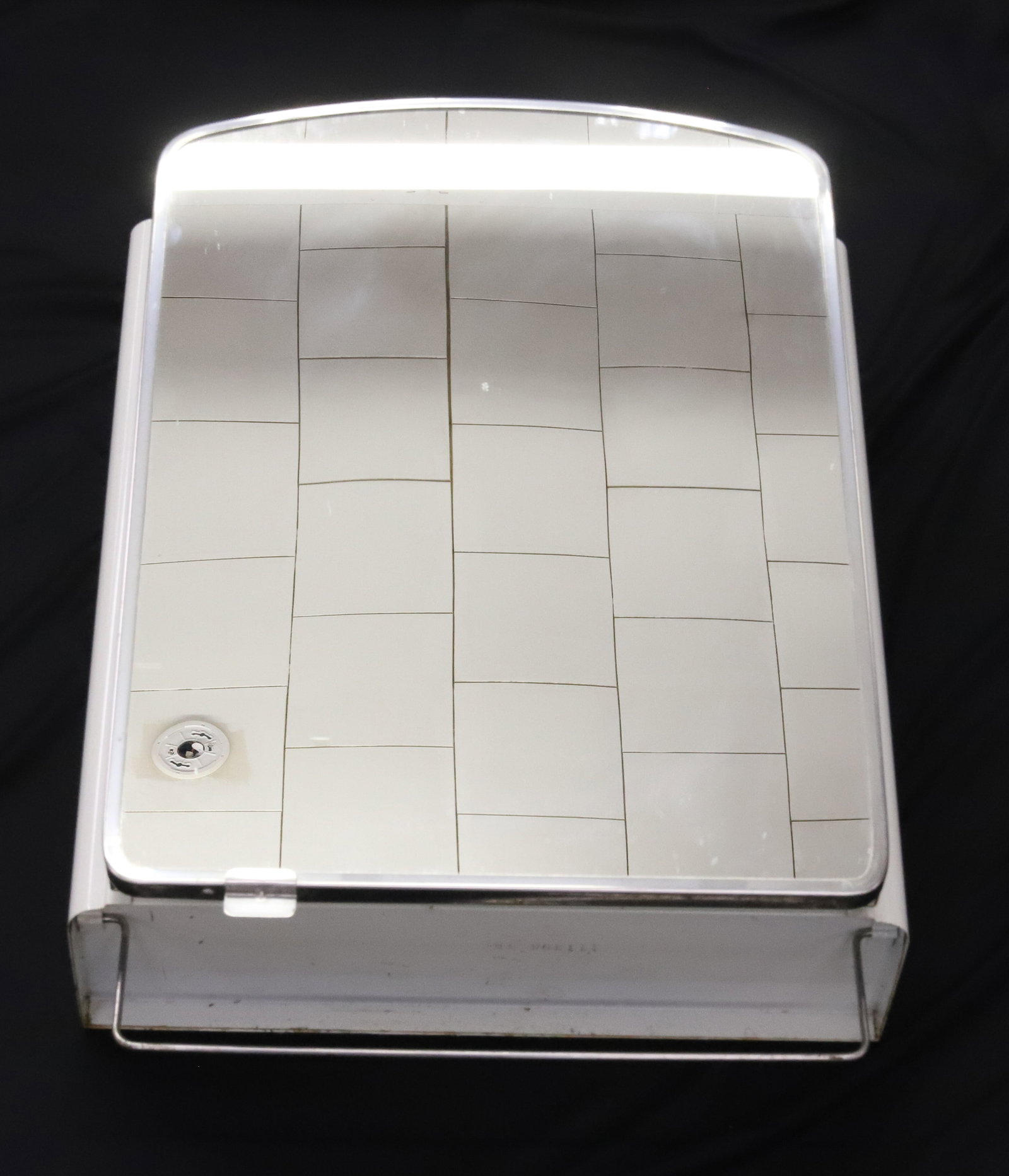 VINTAGE METAL MEDICINE CABINET (1 of 5)