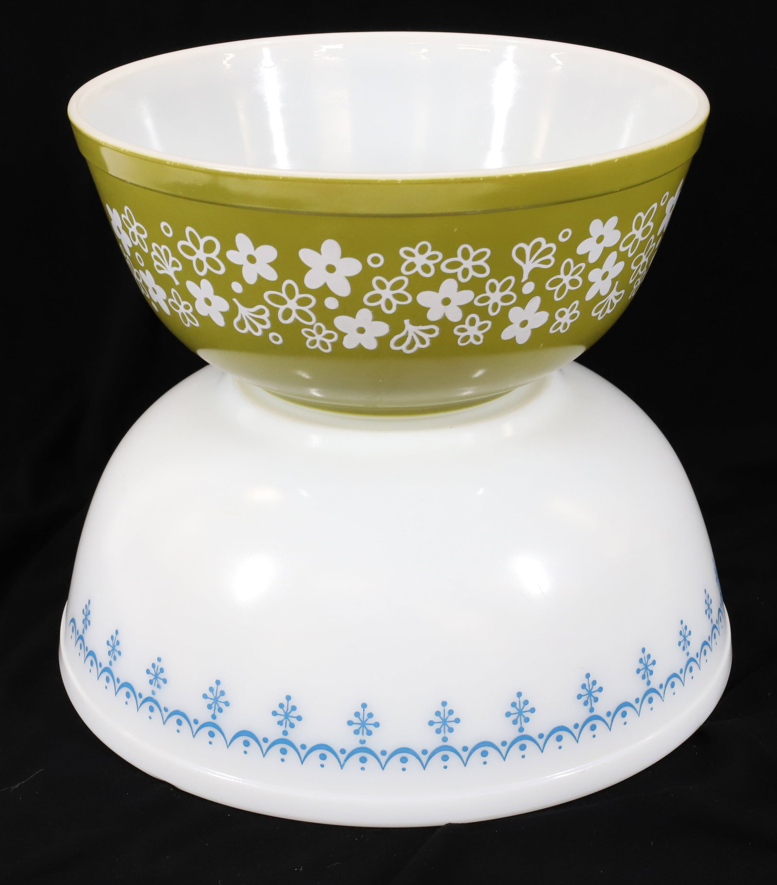 (2) VINTAGE PYREX MIXING BOWLS (1 of 3)