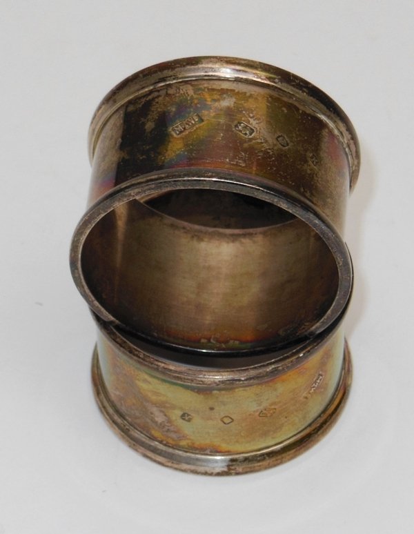 (2) Sterling Napkin Rings with English Hallmarks: (2) Sterling Napkin Rings with English Hallmarks. London 1965. Total weight 1.6 troy oz. Over all condition No monograms - good to very good.