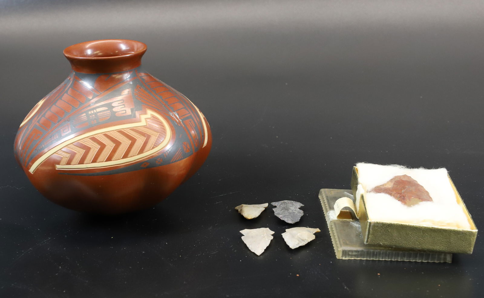 NATIVE AMERICAN POT AND ARROWHEADS (1 of 6)