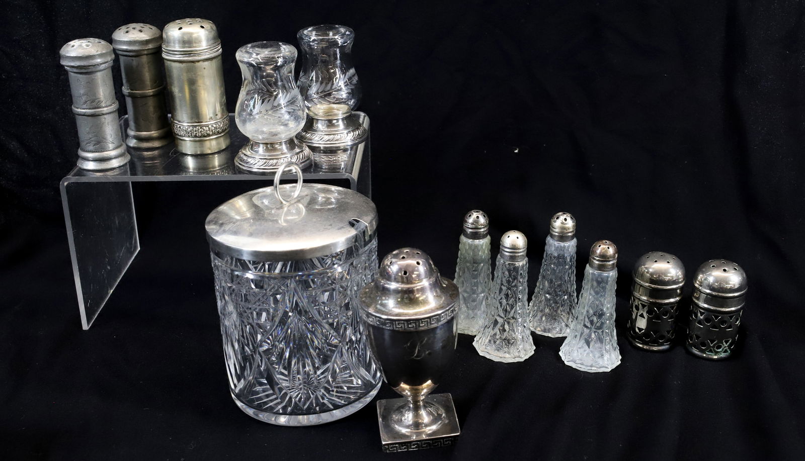 LOT OF SALT/PEPPER SHAKERS (1 of 2)
