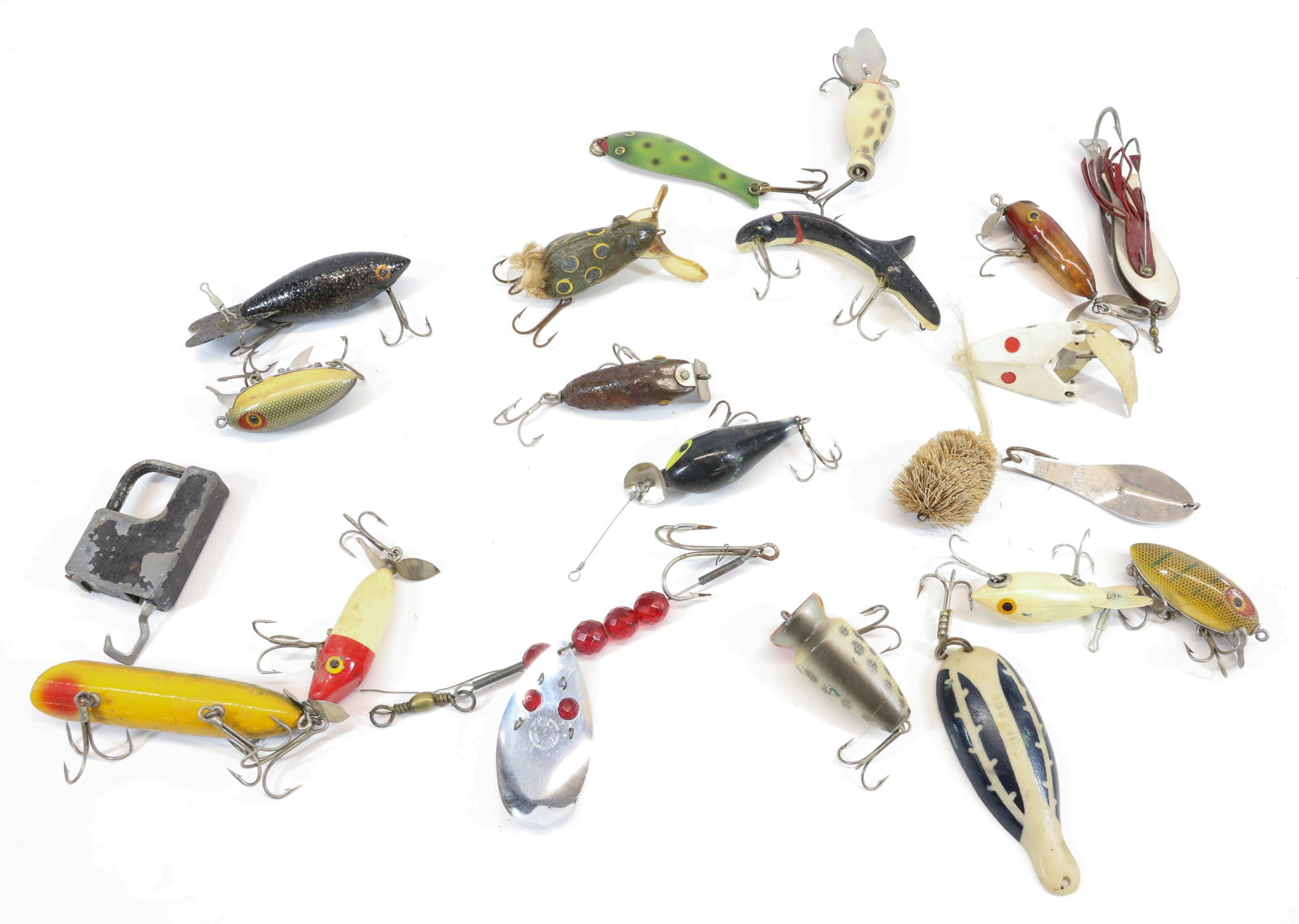 LOT OF FISHING LURES: VARIOUS SIZES AND STYLES. PAINTED WOOD/METAL. PLEASE READ CAREFULLY - Terms for Purchasing and Shipping of Auction Items. Please read carefully before bidding. All payments for purchases will be made 