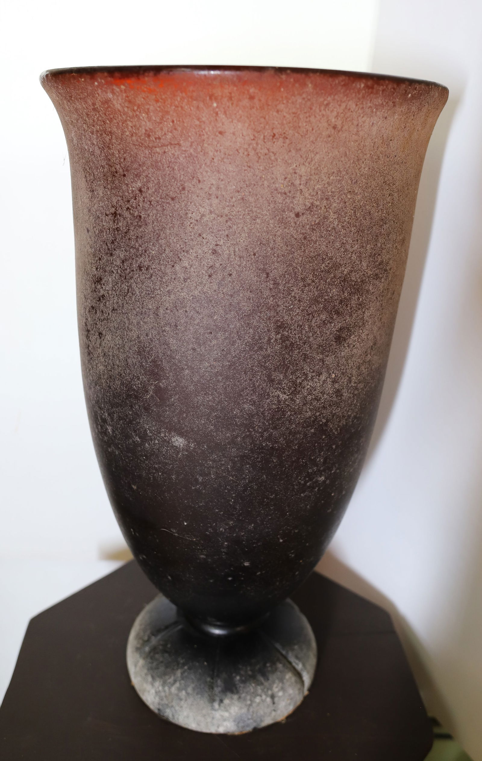 LARGE KARL SPRINGER SCAVO GLASS VASE: DARK ORANGE COLOR WITH CORRODED EXTERIOR. RESTS ON SGND. BASE. 21 1/2" X 13 3/4". HEAVY. PLEASE READ CAREFULLY – THIS IS AN ONLINE ONLY AND ONSITE AUCTION. THE ADDRESS WILL BE GIVEN AFTER THE AU
