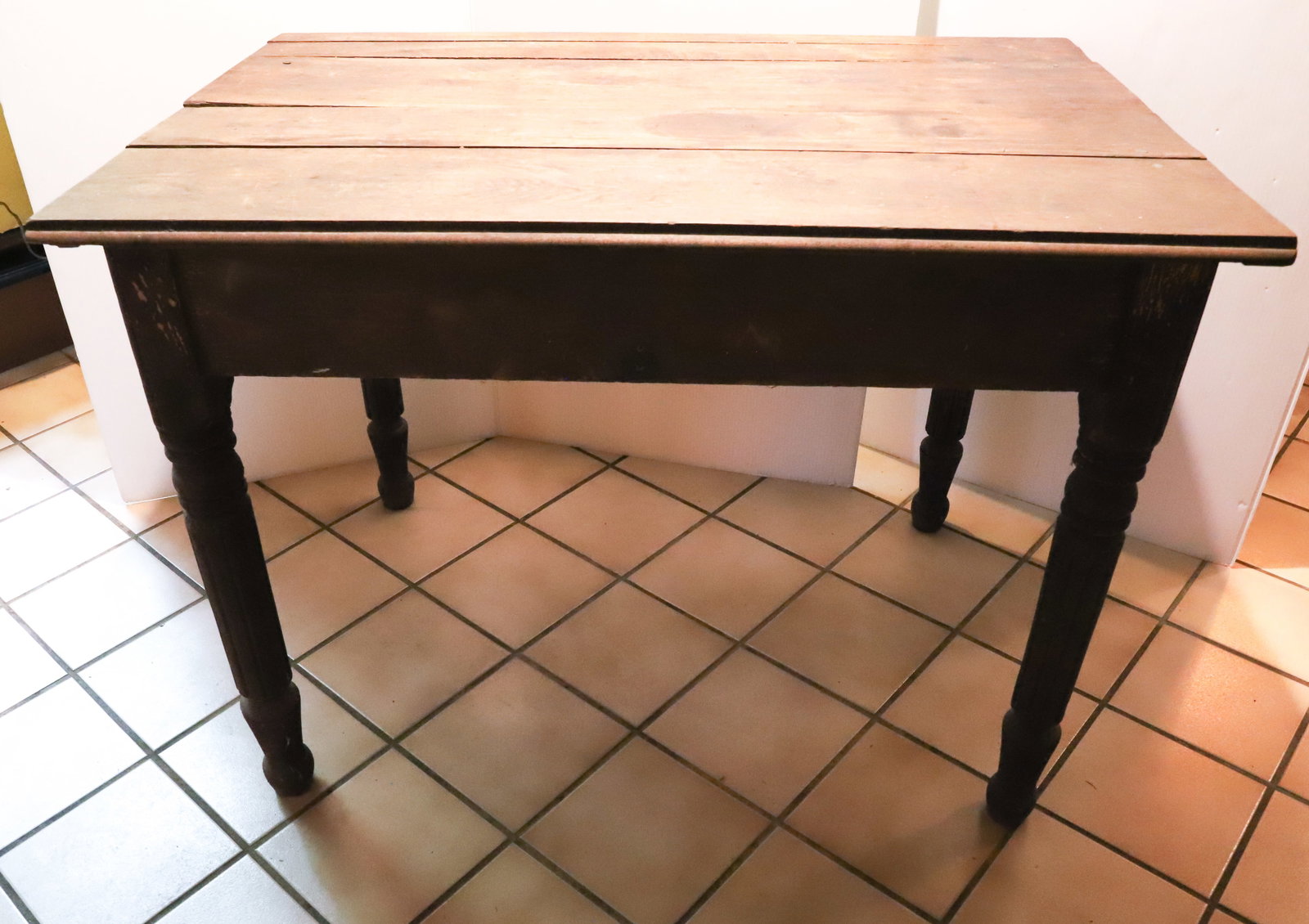 COUNTRY FARM TABLE: TURNED LEGS WITH MULTI-BOARD TOP, 28" X 39" X 26" (SKIRT IS 22" FROM GROUND) PLEASE READ CAREFULLY – THIS IS AN ONLINE ONLY AND ONSITE AUCTION. THE ADDRESS WILL BE GIVEN AFTER THE AUCTION HAS EN