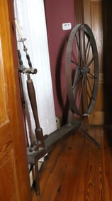 LARGE ANTIQUE SPINNING WHEEL