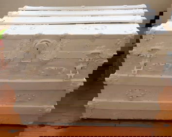 PAINTED FLAT-TOP TRUNK