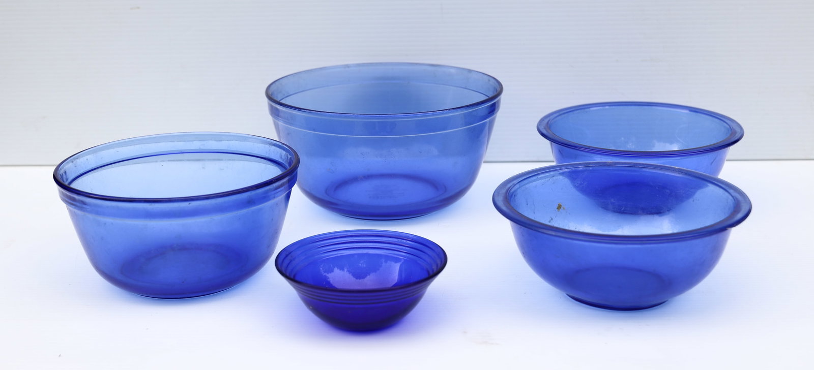 LOT OF COBALT MIXING BOWLS: PYREX AND ANCHOR BRANDS. PLEASE READ CAREFULLY – THIS IS AN ONLINE ONLY AND ONSITE AUCTION. THE ADDRESS WILL BE GIVEN AFTER THE AUCTION HAS ENDED AND TO ALL SUCCESSFUL BIDDERS. THE HOME IS LOCAT