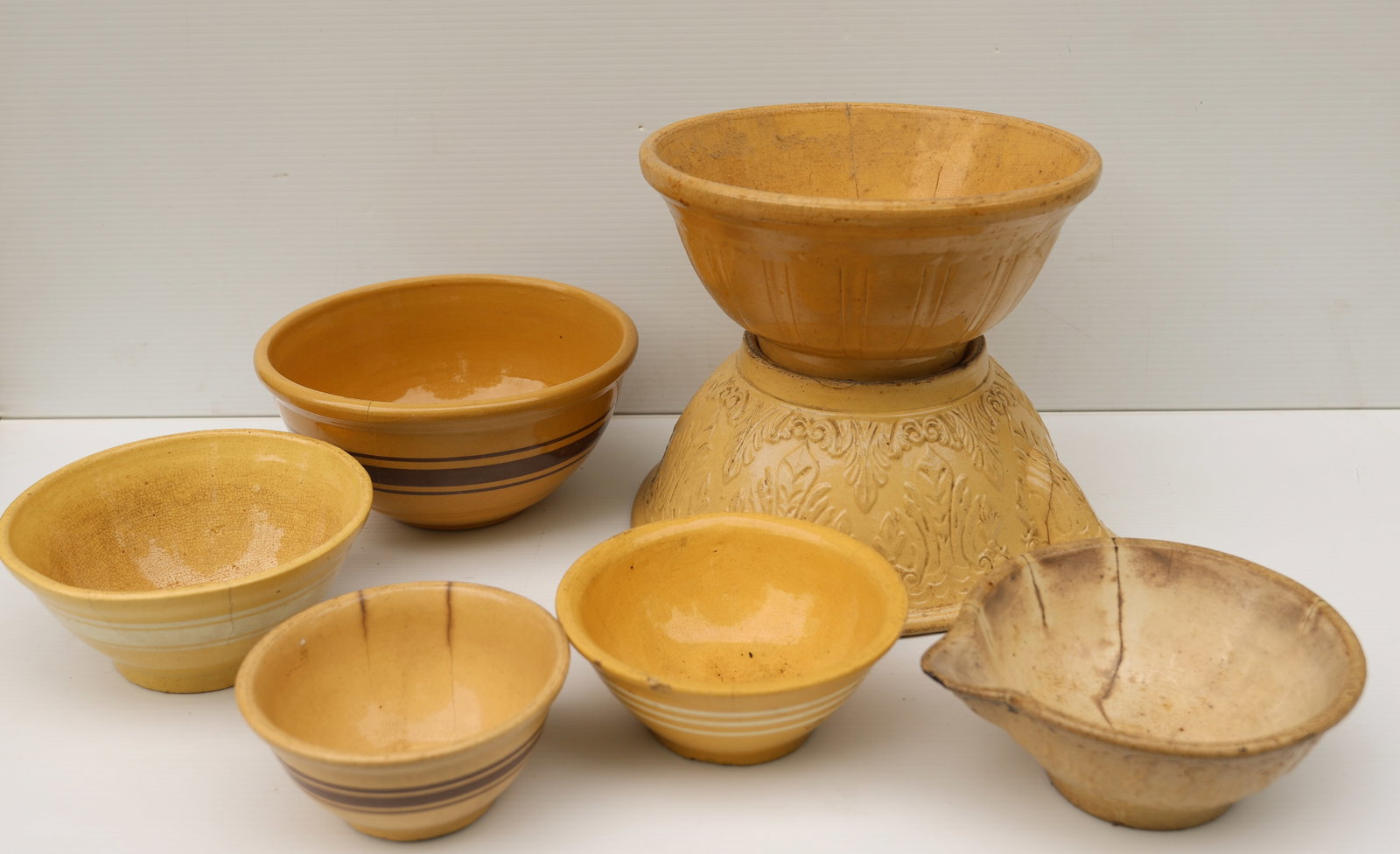 LOT OF YELLOW WARE MIXING/BATTER BOWLS: 6 1/2" TO 14" D. PLEASE READ CAREFULLY – THIS IS AN ONLINE ONLY AND ONSITE AUCTION. THE ADDRESS WILL BE GIVEN AFTER THE AUCTION HAS ENDED AND TO ALL SUCCESSFUL BIDDERS. THE HOME IS LOCATED IN SW