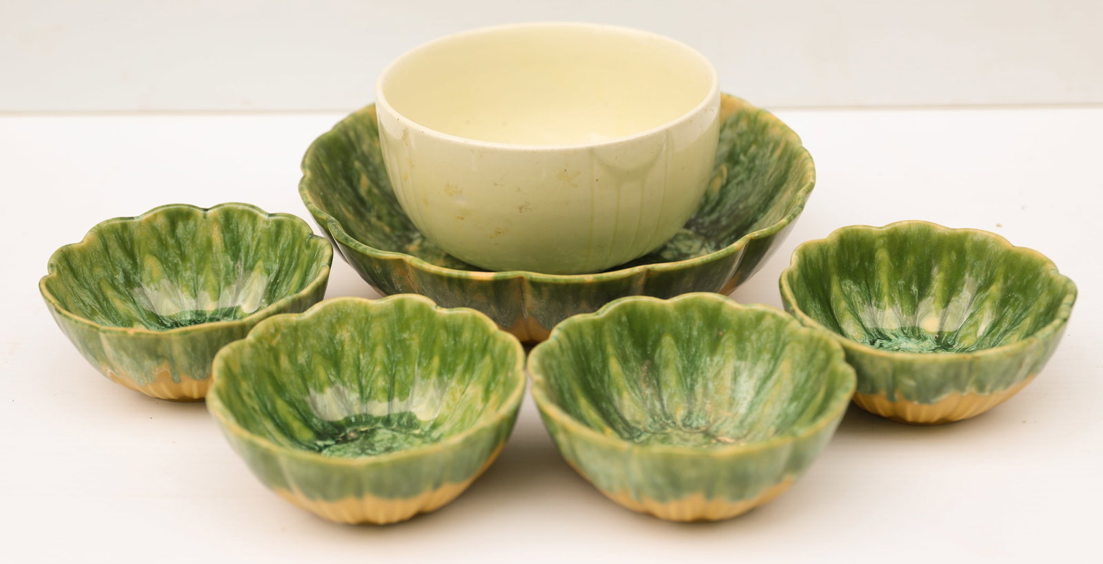 LARGE LOT OF POTTERY AND GLASS: VARIOUS TYPES OF GLASSES, BOWLS, MUGS AND MORE. **PICK-UP ONLY, CAN NOT BE SHIPPED** PLEASE READ CAREFULLY – THIS IS AN ONLINE ONLY AND ONSITE AUCTION. THE ADDRESS WILL BE GIVEN AFTER THE AUCTIO