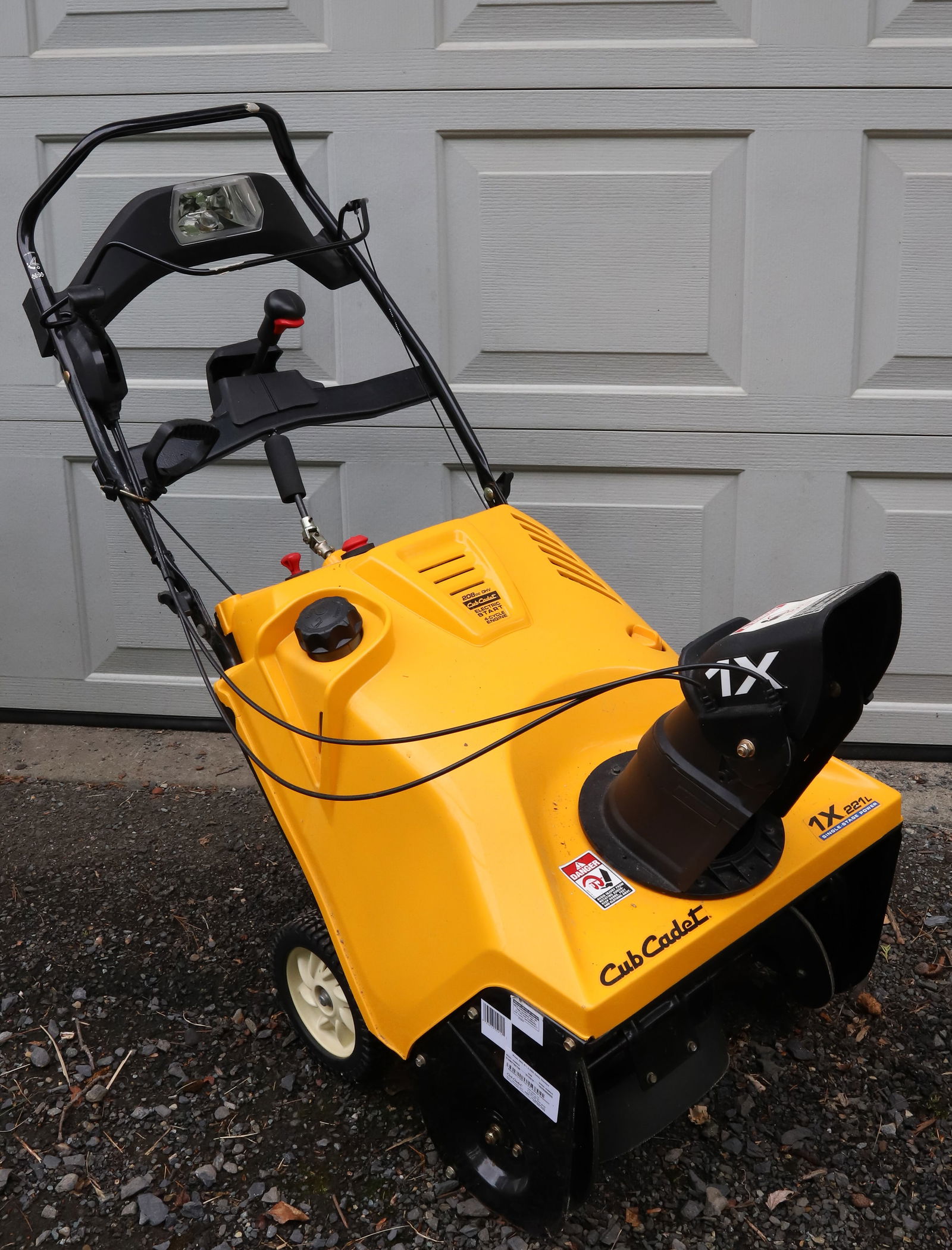 CUB CADET 1X SNOW BLOWER (1 of 3)
