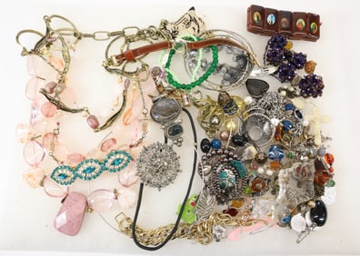 COSTUME JEWELRY LOT