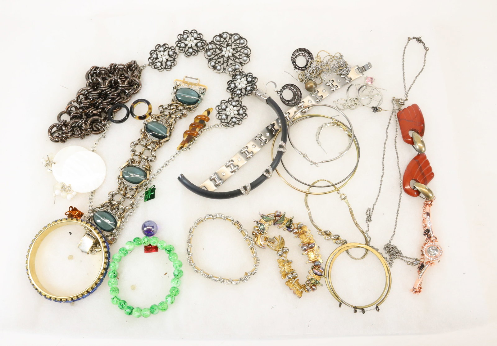 COSTUME JEWELRY LOT: VINTAGE BRACELETS, NECKLACE ETC PLEASE READ CAREFULLY – THIS IS AN ONLINE ONLY AND ONSITE AUCTION. THE ADDRESS WILL BE GIVEN AFTER THE AUCTION HAS ENDED AND TO ALL SUCCESSFUL BIDDERS. THE HOME I