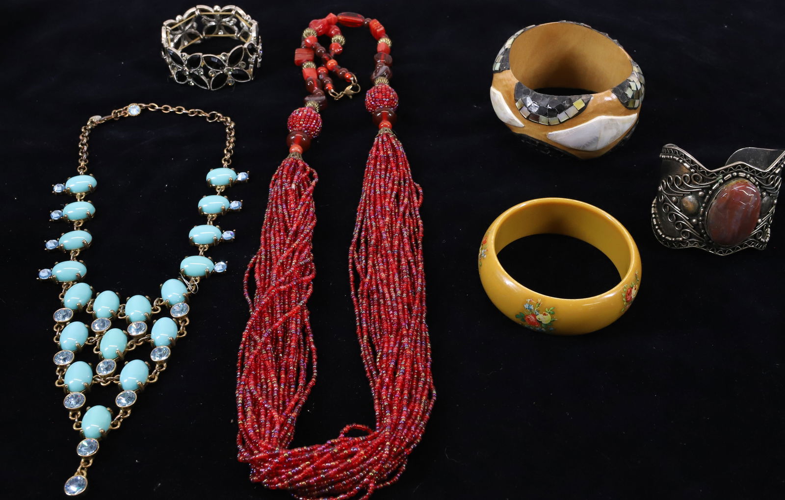 COSTUME JEWELRY LOT (1 of 4)