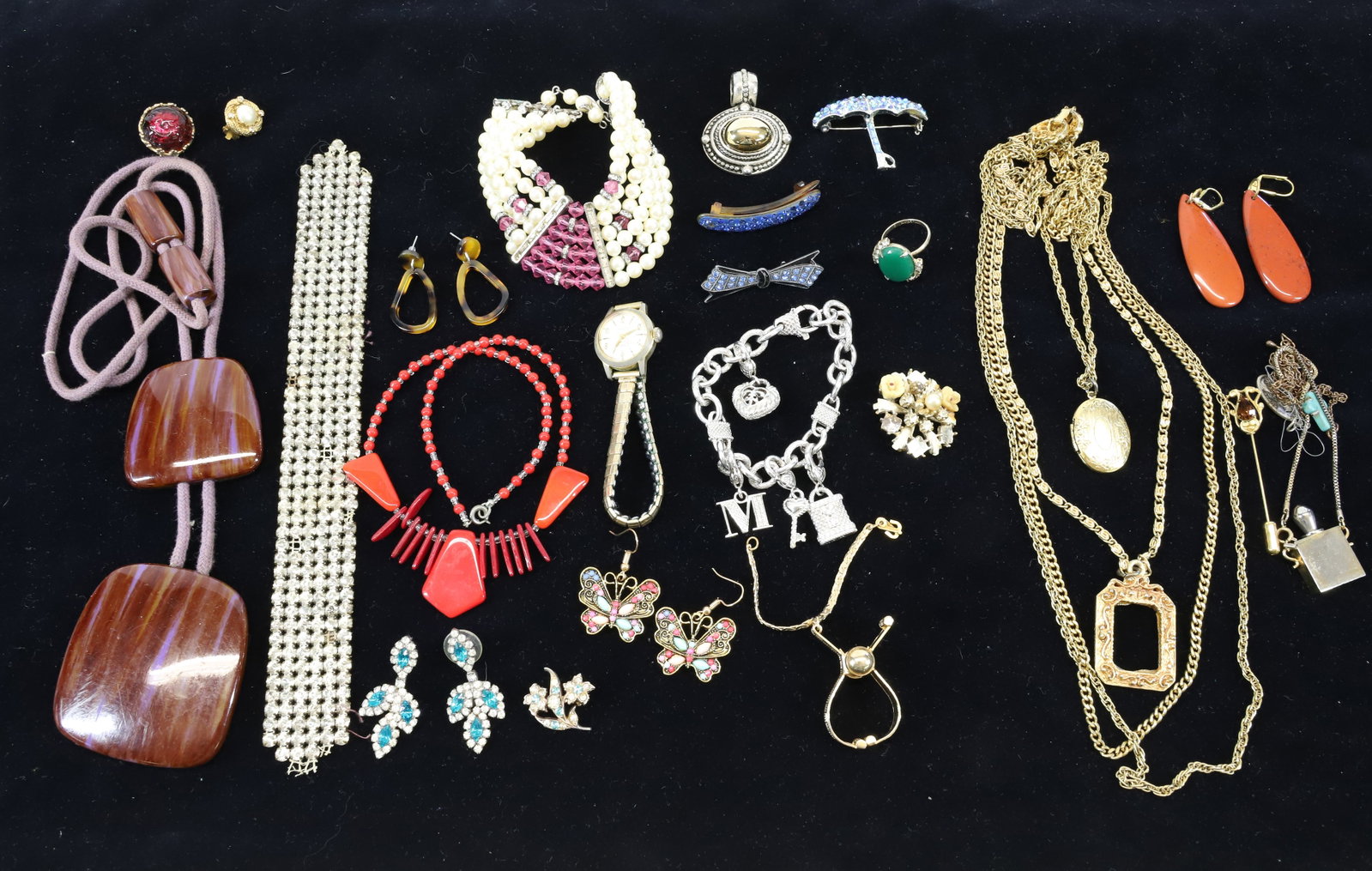 COSTUME JEWELRY LOT: STICK PIN, ART DECO BOW PIN, UMBRELLA PIN ETC PLEASE READ CAREFULLY – THIS IS AN ONLINE ONLY AND ONSITE AUCTION. THE ADDRESS WILL BE GIVEN AFTER THE AUCTION HAS ENDED AND TO ALL SUCCESSFUL BIDDE
