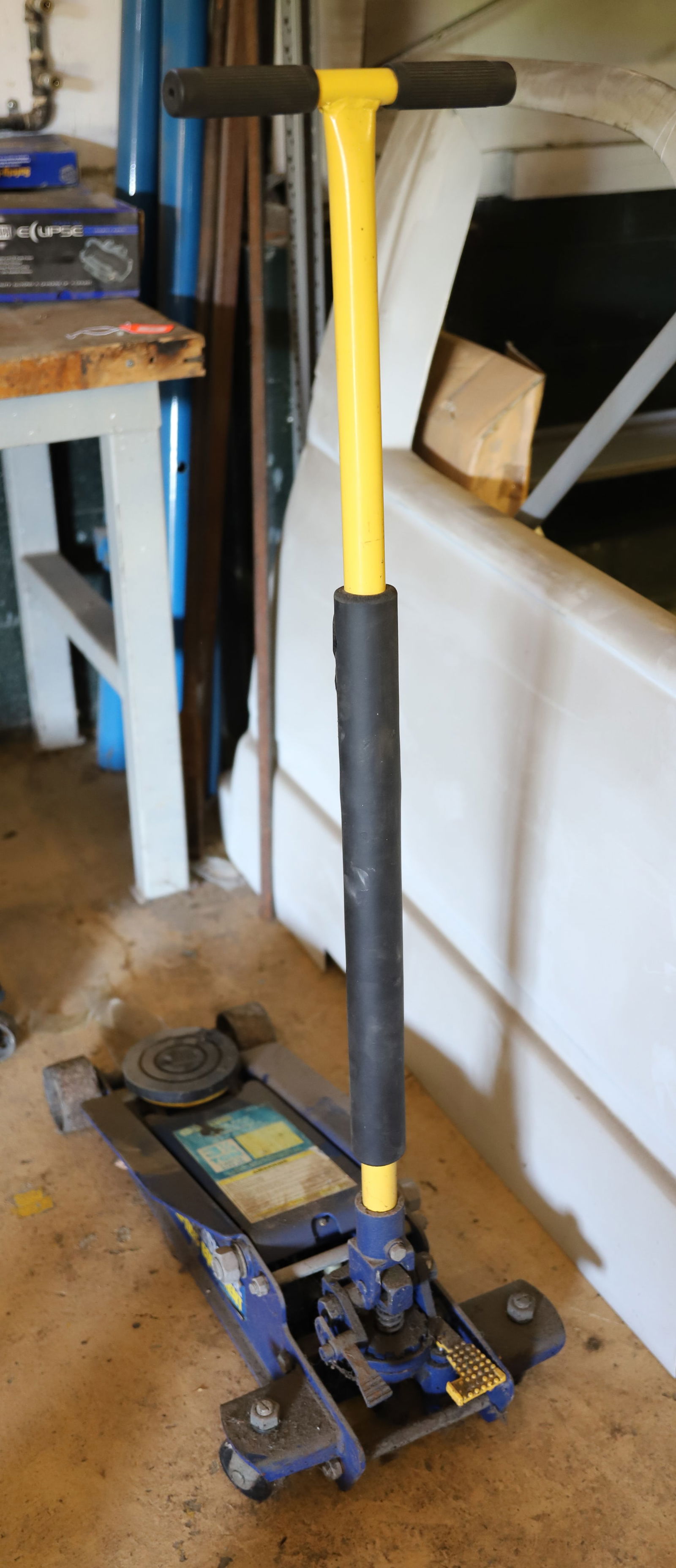 NAPA HYDRAULIC JACK: 3 1/2 TON, HEAVY-DUTY FLOOR JACK Terms: PLEASE READ CAREFULLY - Terms for Purchasing and Shipping of Auction Items. Please read carefully before bidding. All payments for purchases will be made throug