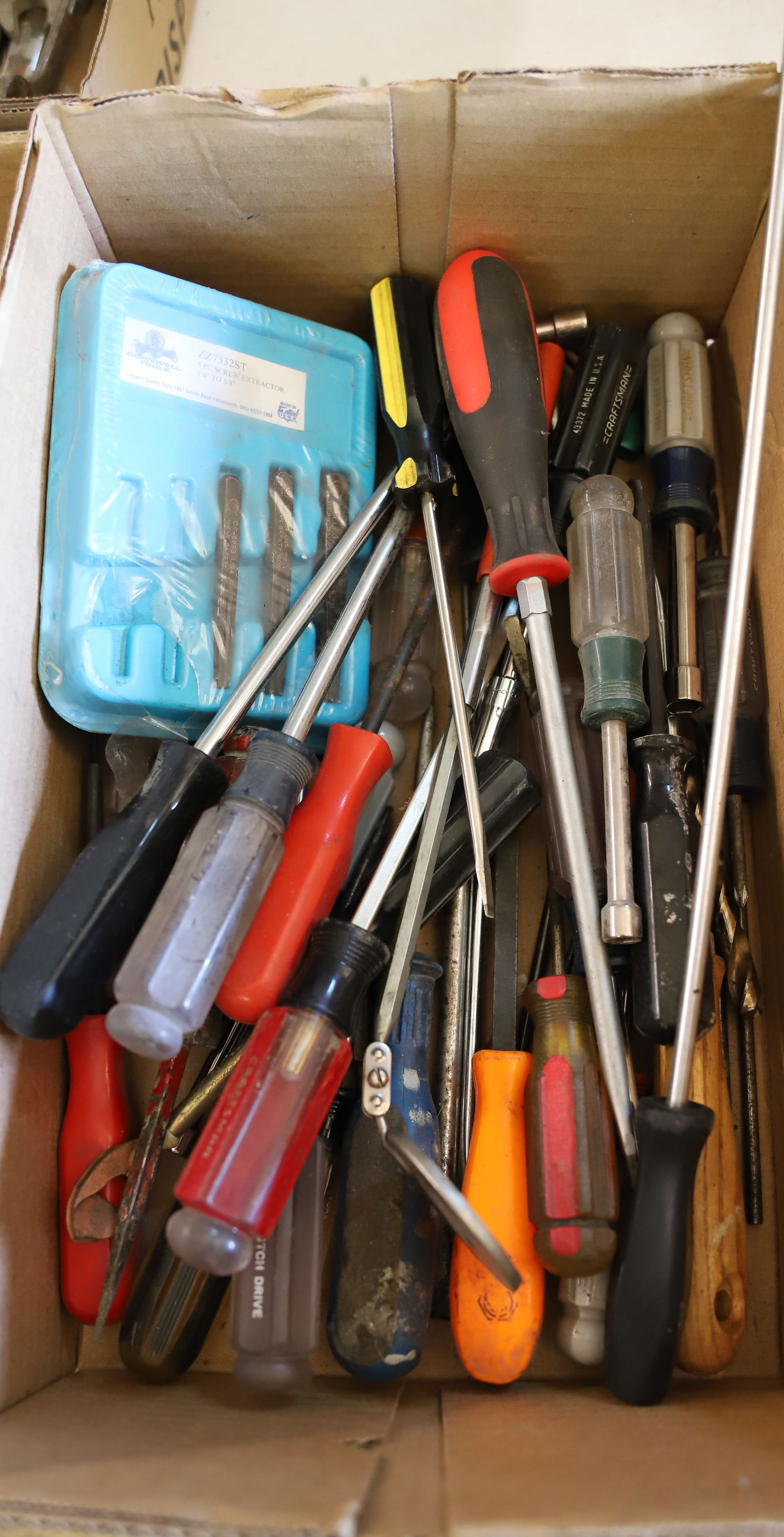 LOT OF SCREWDRIVERS (1 of 2)