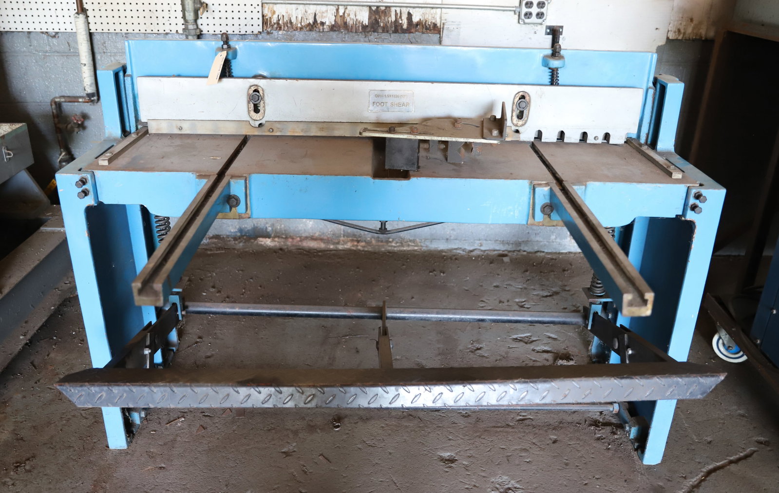 4FT. FOOT SHEAR: MADE IN 2006 Terms: PLEASE READ CAREFULLY - Terms for Purchasing and Shipping of Auction Items. Please read carefully before bidding. All payments for purchases will be made through LiveAuctioneers.co