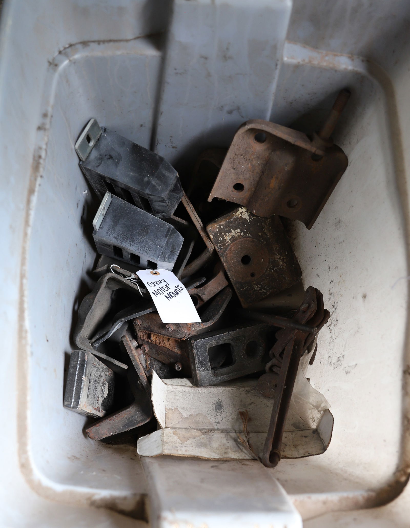 LOT OF CHEVY MOTOR MOUNTS (1 of 3)