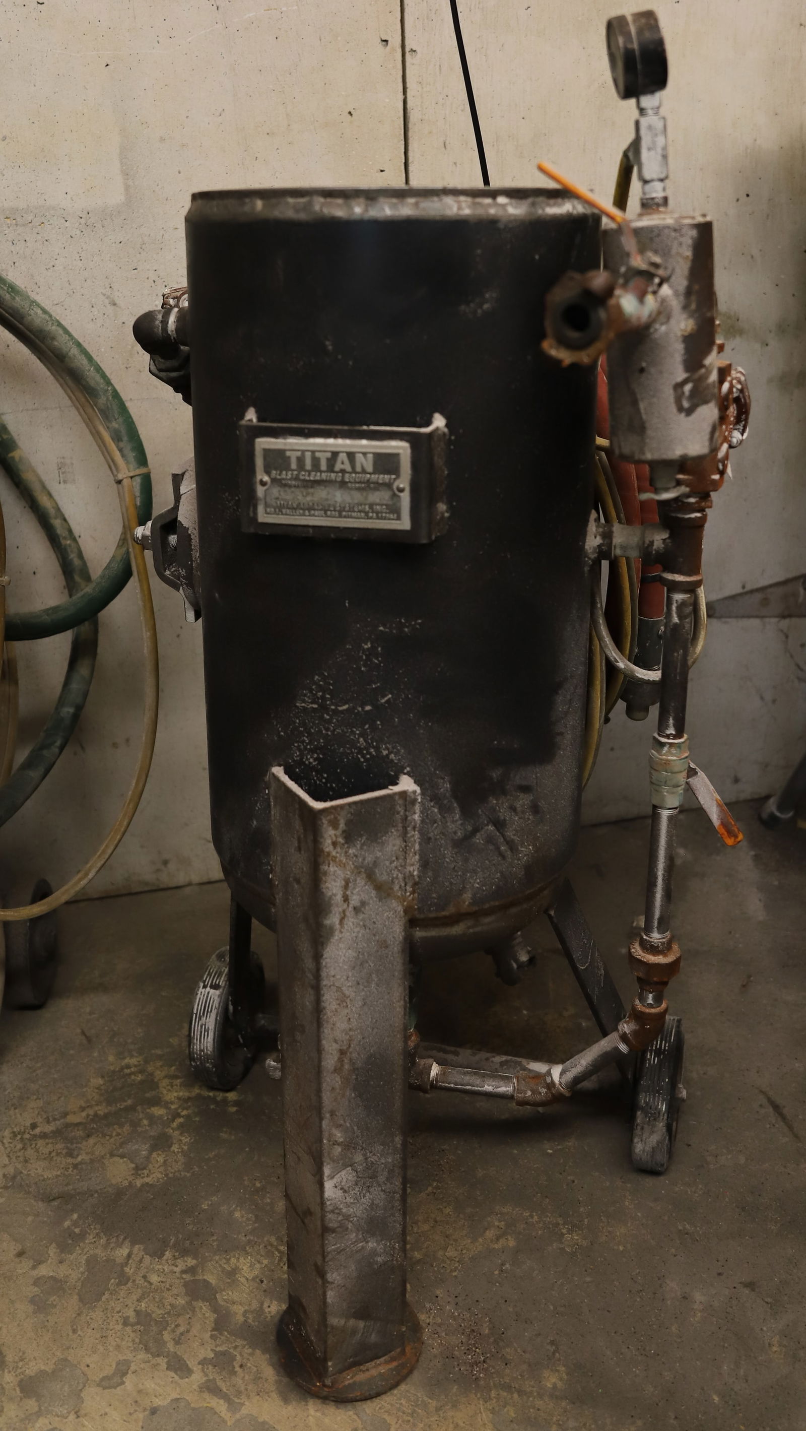 TITAN SAND BLASTING MACHINE (1 of 3)