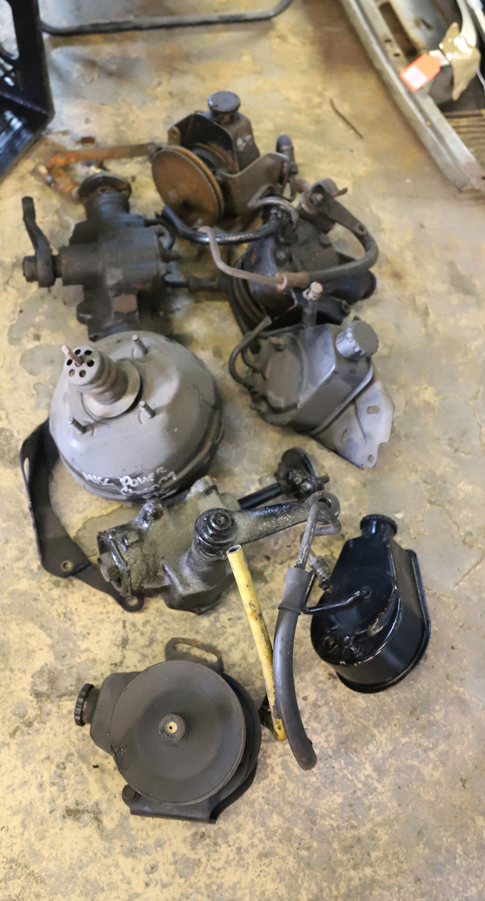 LOT OF POWER STEERING PUMPS AND BOX BRACKETS (1 of 4)