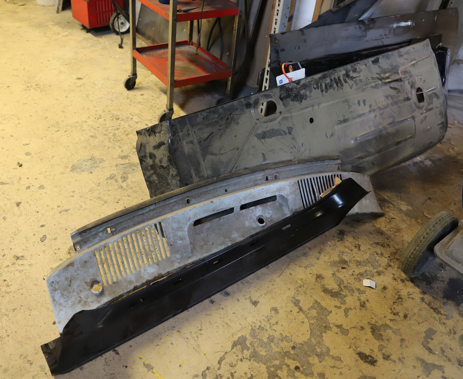 LOT OF AUTO BODY REPAIR PANELS (1 of 4)