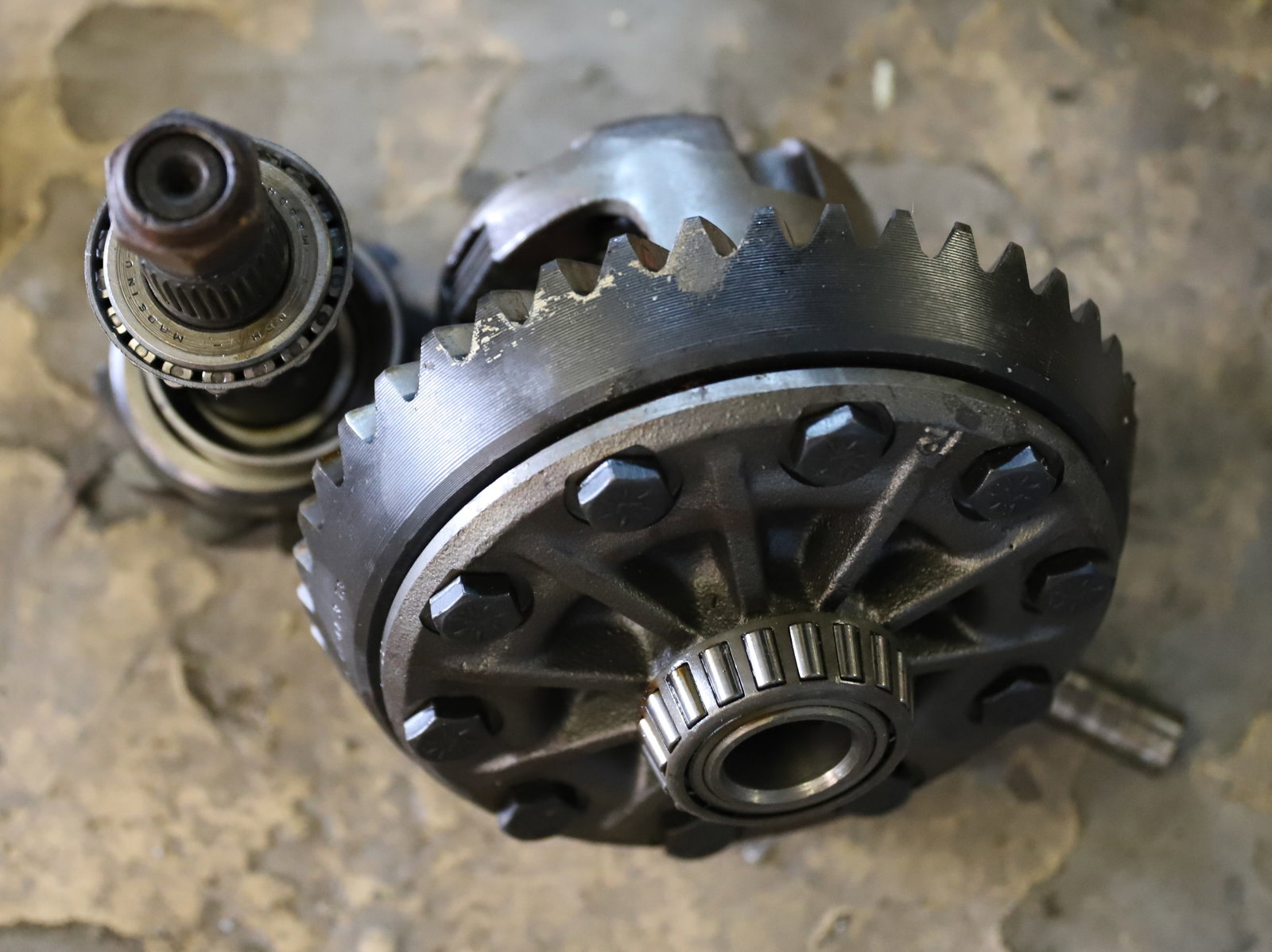 GM 373 POSITRACTION UNIT: RING GEAR 8 1/2" D. Terms: PLEASE READ CAREFULLY - Terms for Purchasing and Shipping of Auction Items. Please read carefully before bidding. All payments for purchases will be made through LiveAuction