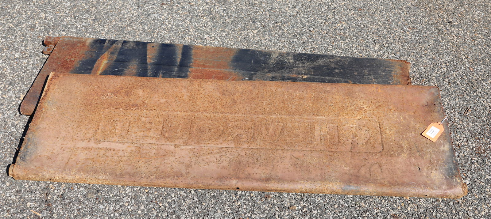 (2) CHEVROLET TAILGATES (1 of 3)