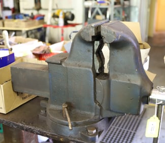 LARGE VISE AND METAL WELDING TABLE