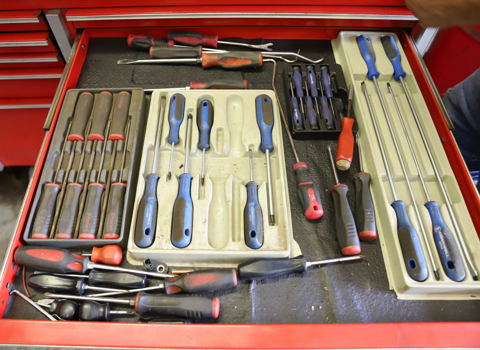 LARGE LOT OF SCREWDRIVERS (1 of 4)