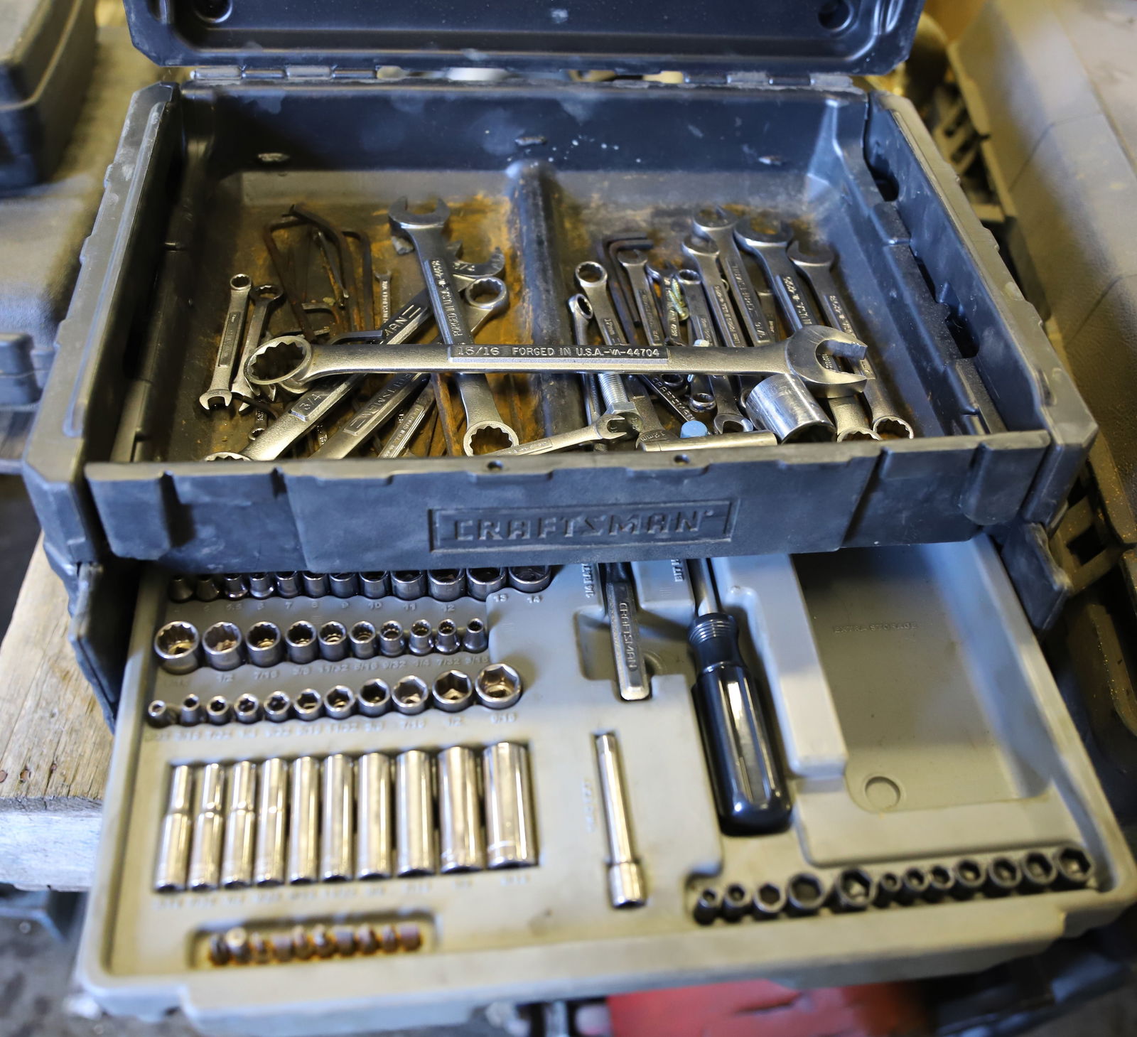 CRAFTSMAN TOOL BOX WITH TOOLS (1 of 3)