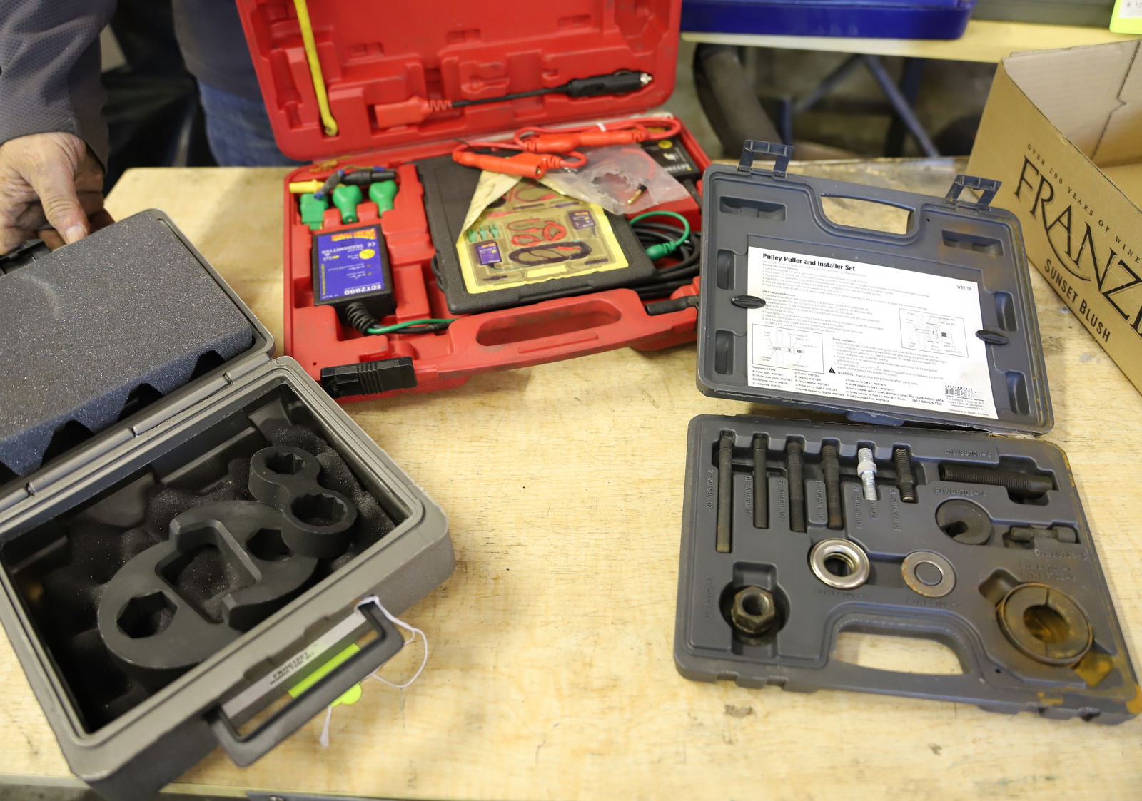 PULLER SET, MOWER TOOL SET (NEW HOLLAND) (1 of 4)