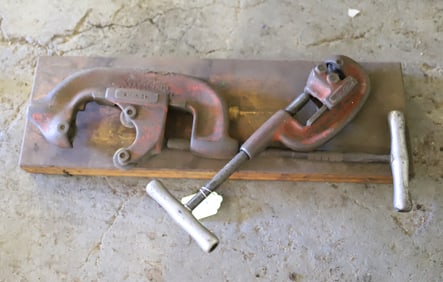 TAP/DIE SET AND TWO PIPE CUTTERS