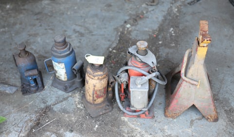 (4) BOTTLE JACKS AND JACK STAND