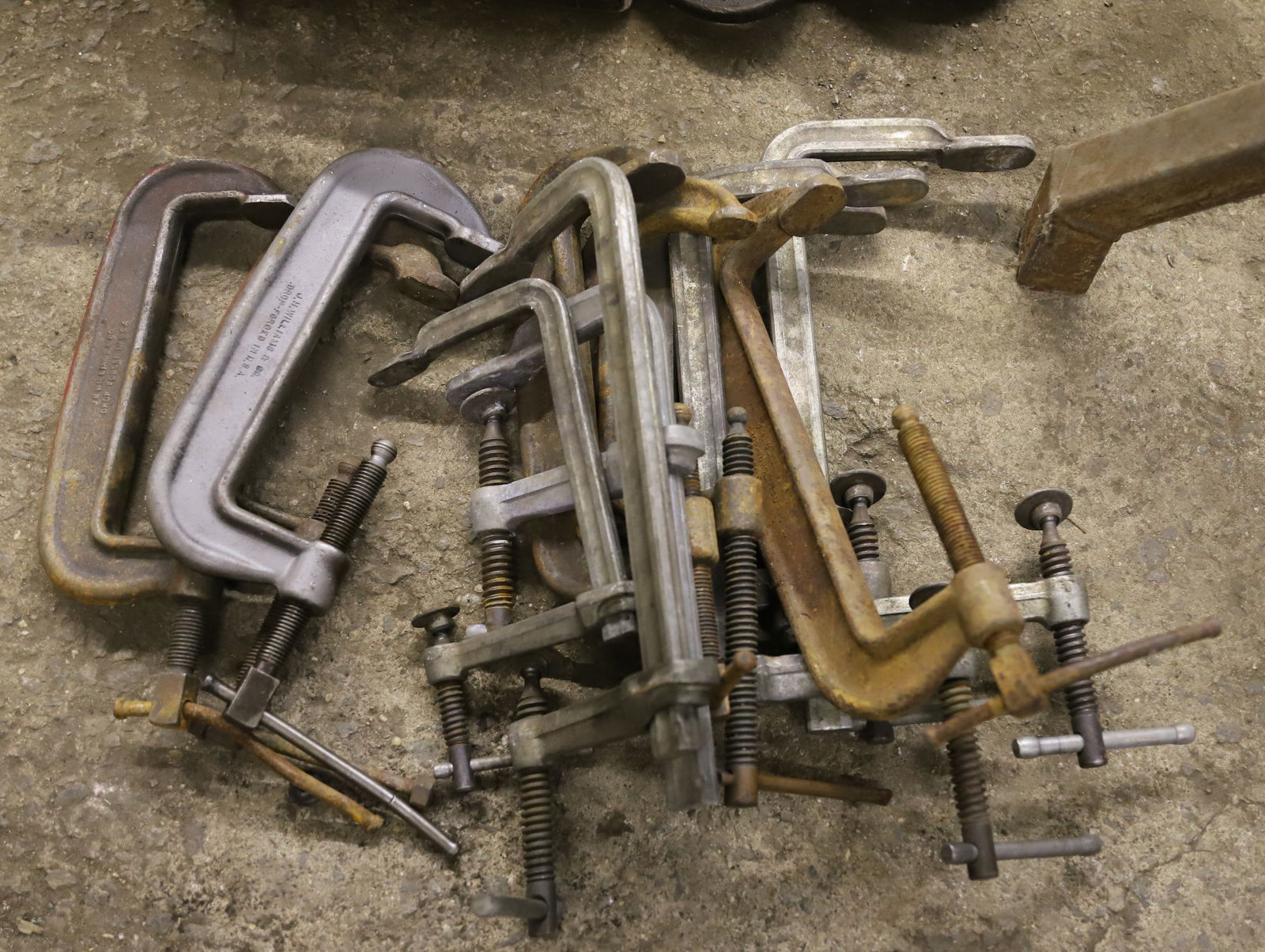 LARGE LOT OF "C" CLAMPS (1 of 2)