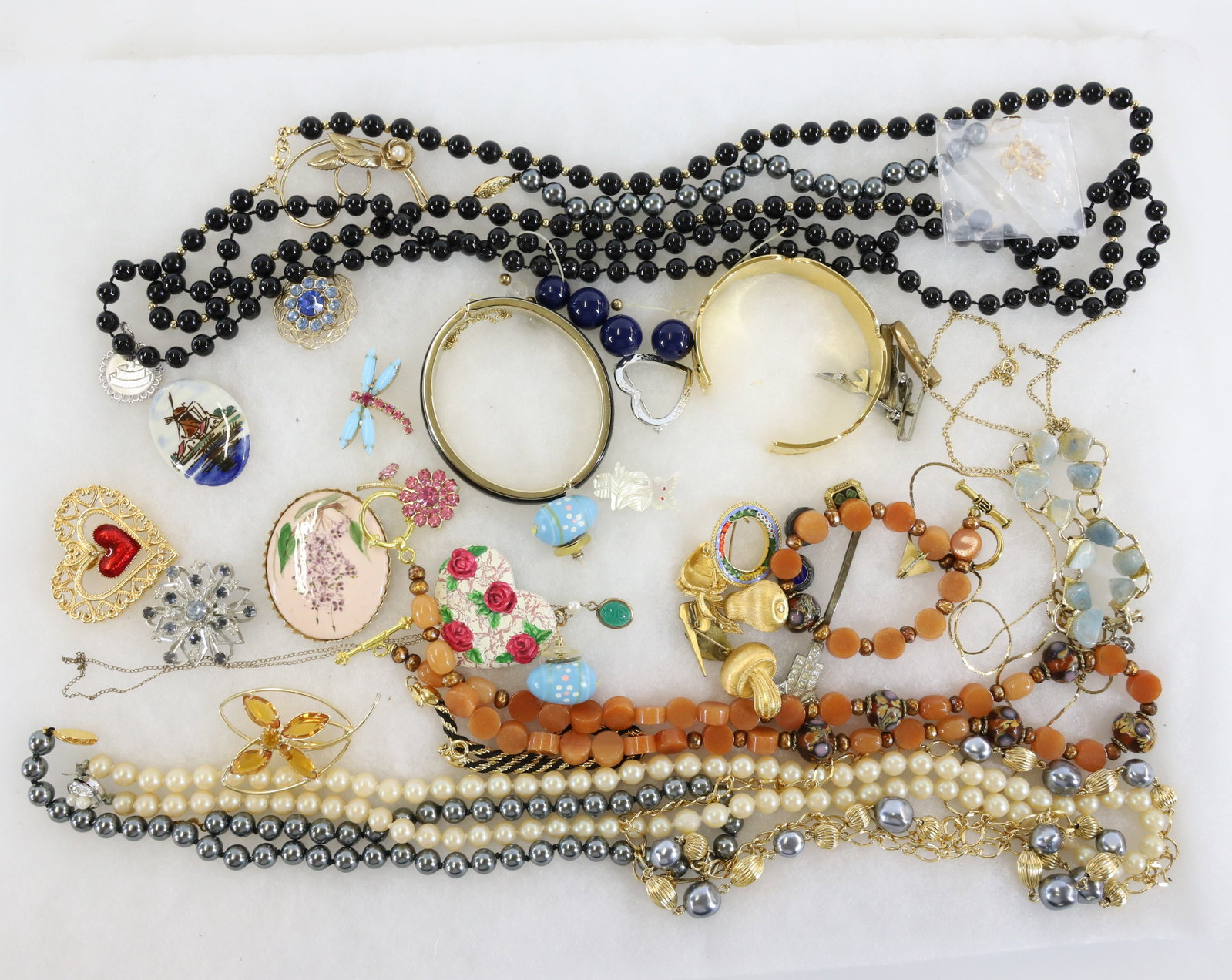 LOT OF COSTUME JEWELRY: INCLUDING: NECKLACES, BRACELETS, PINS AND MORE. TERMS: PLEASE READ CAREFULLY - Terms for Purchasing and Shipping of Auction Items. Please read carefully before bidding. All payments for purchases will