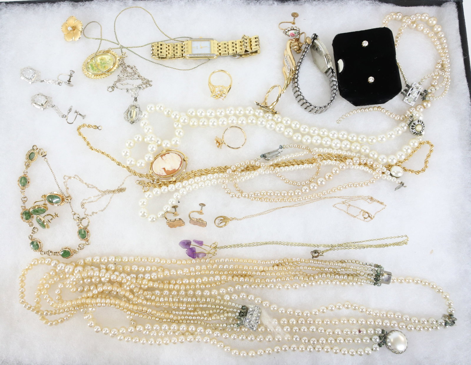 LOT OF COSTUME JEWELRY: INCLUDING: NECKLACES, BRACELETS, EARRINGS AND MORE. TERMS: PLEASE READ CAREFULLY - Terms for Purchasing and Shipping of Auction Items. Please read carefully before bidding. All payments for purchases 