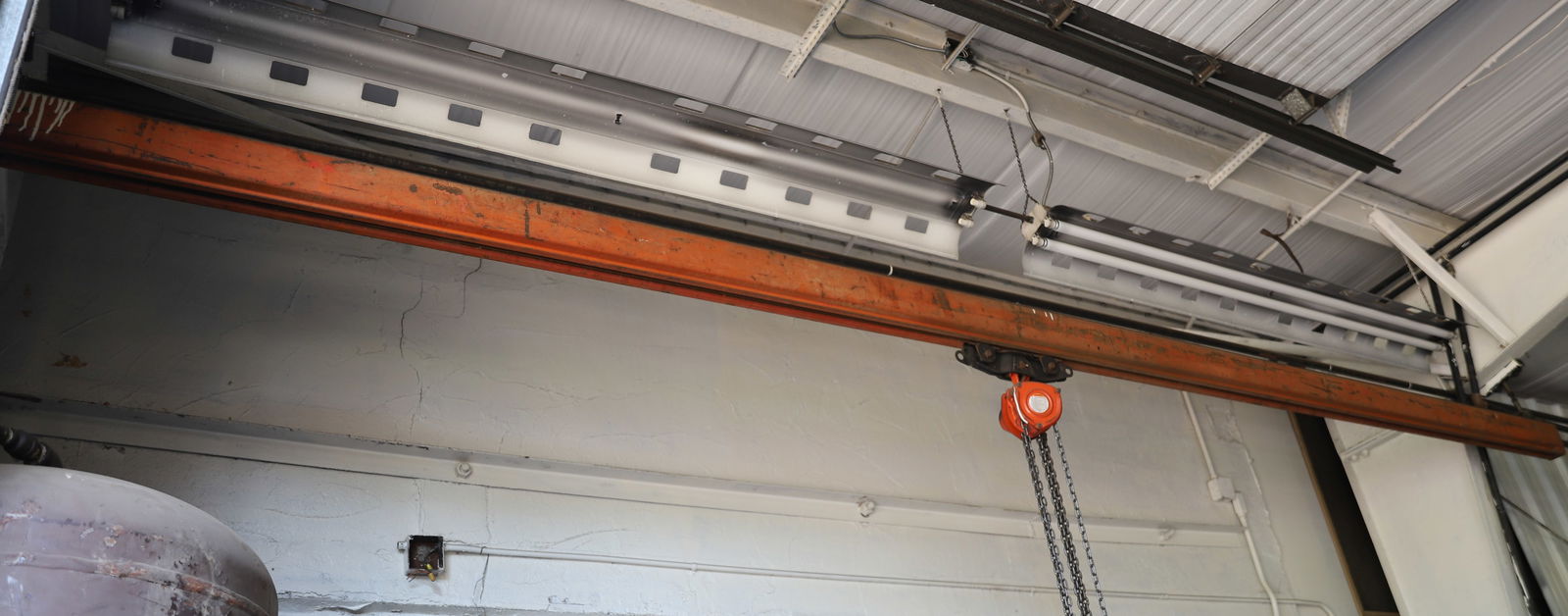 CHAIN HOIST AND TRACK (1 of 4)