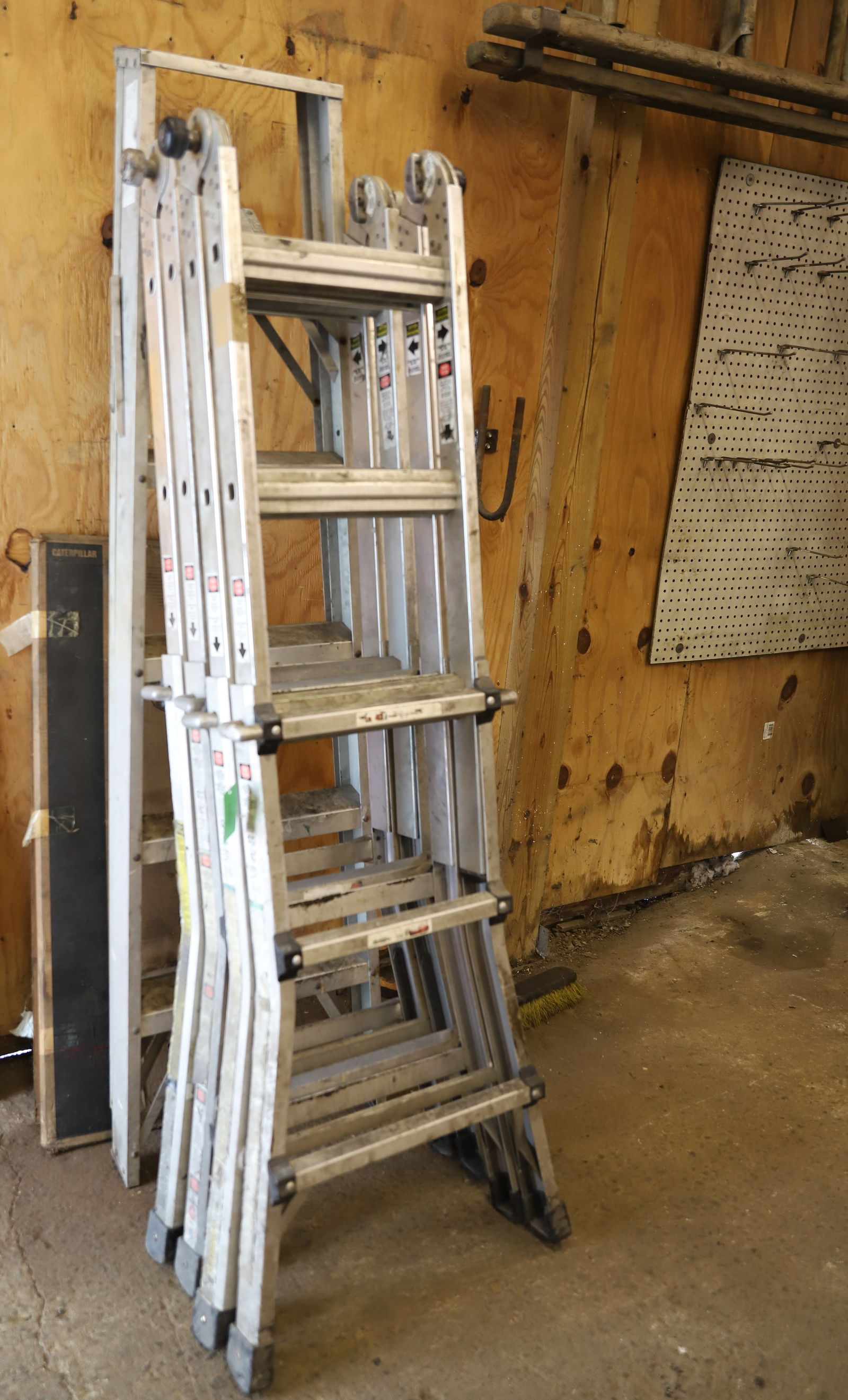STEP LADDER LOT (1 of 4)