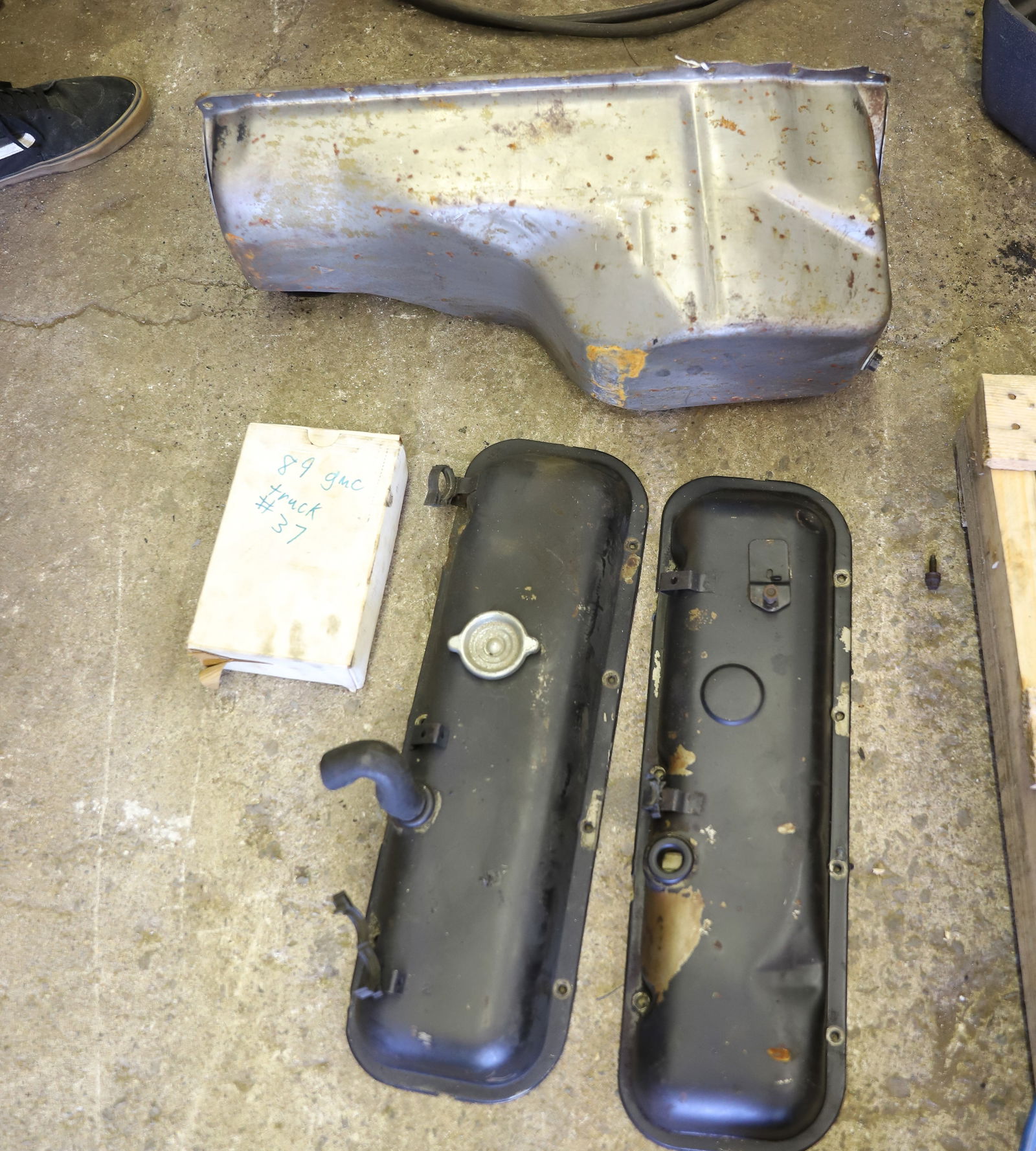 2 VALVE COVERS AND OIL PAN (1 of 1)