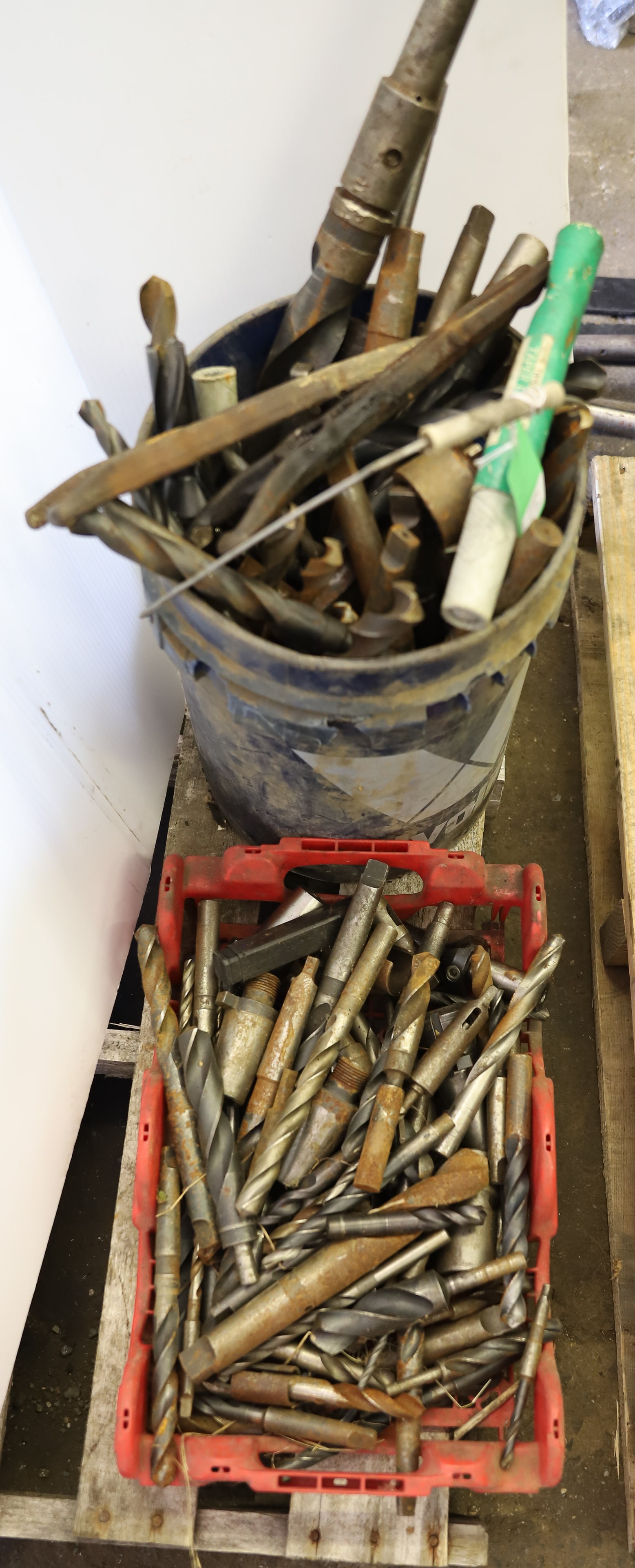 LARGE LOT OF DRILL BITS (1 of 3)