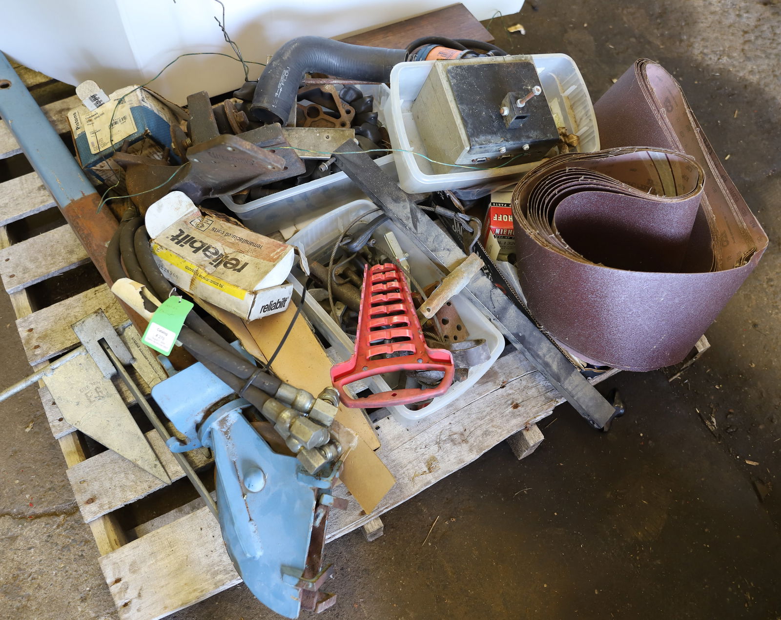 LARGE LOT OF AUTO PARTS (1 of 5)