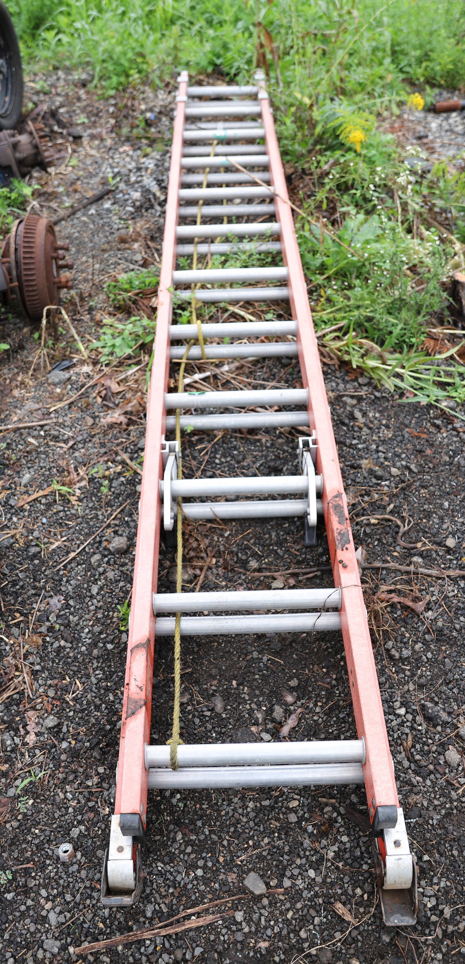 EXTENSION LADDER: FIBERGLASS AND ALUMINUM EXTENSION LADDER PLEASE READ CAREFULLY - THIS IS AN ONLINE AND ABSENTEE BID ONLY AUCTION. THERE WILL BE A PREVIEW ON SATURDAY AUGUST 17TH FROM 9:00 AM TILL 1:00 PM TO VIEW THE