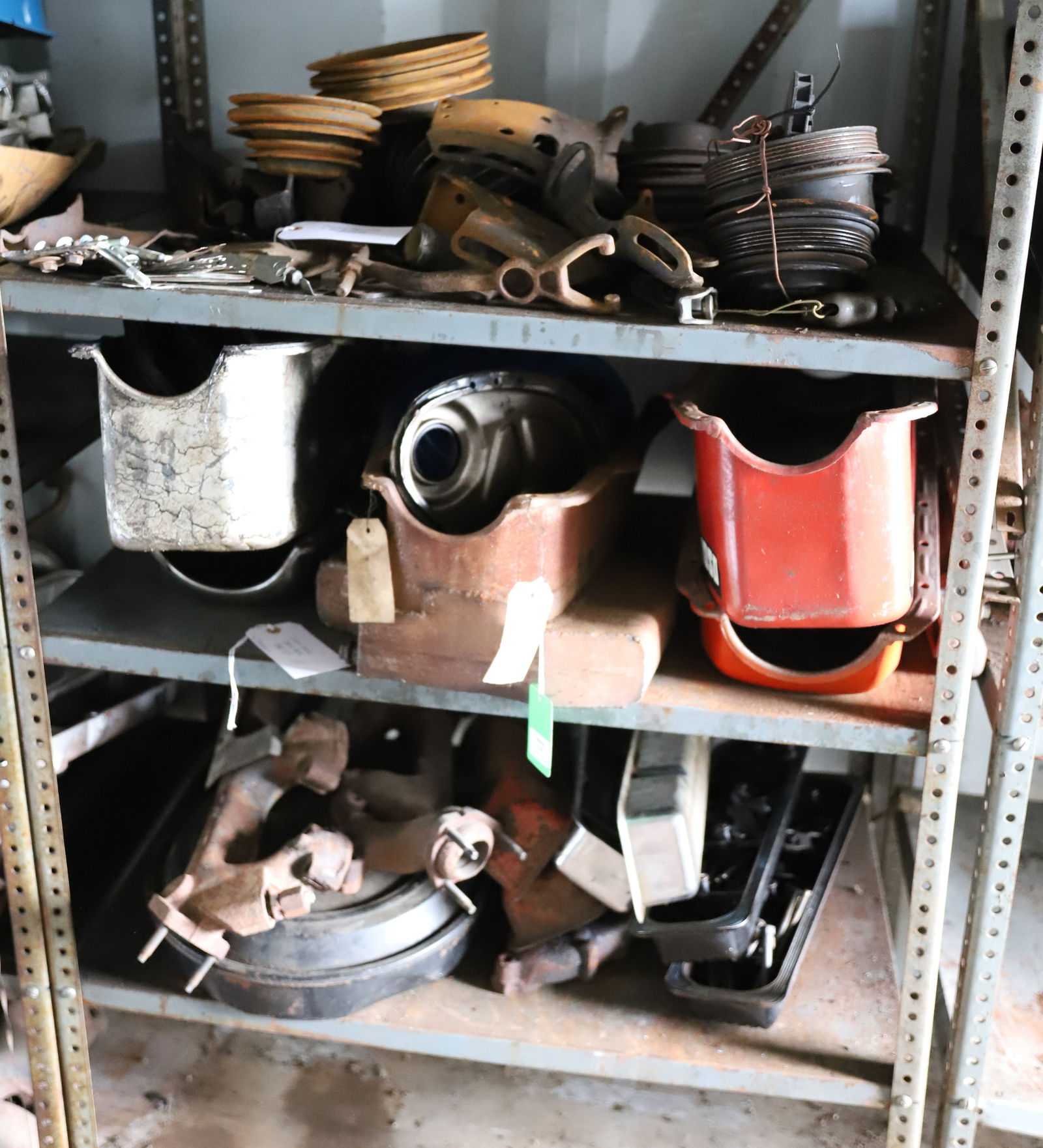 CHEVY PULLEY AND BRACKET LOT (1 of 4)