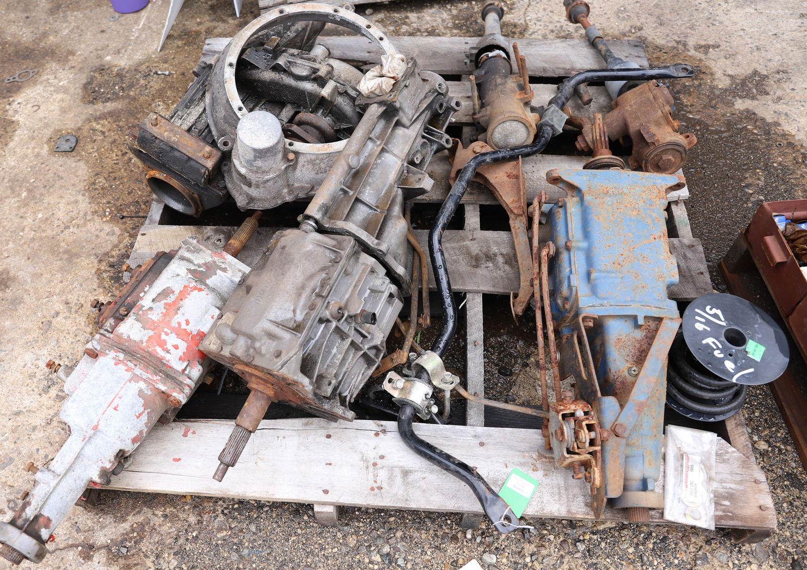 PALLET OF ENGINE PARTS (1 of 3)