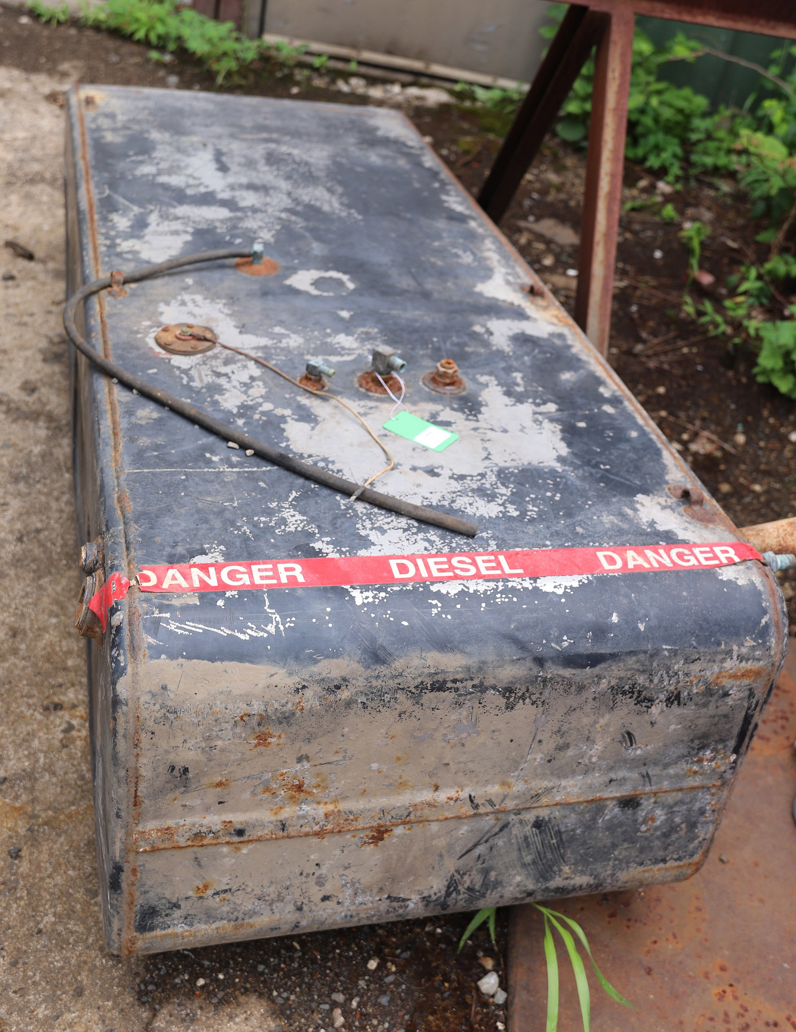FUEL TANK: FUEL TANK POSSIBLY FOR LARGE TRUCK- 61"L X 26"W X 18"D PLEASE READ CAREFULLY - THIS IS AN ONLINE AND ABSENTEE BID ONLY AUCTION. THERE WILL BE A PREVIEW ON SATURDAY AUGUST 17TH FROM 9:00 AM TILL 1:00 P