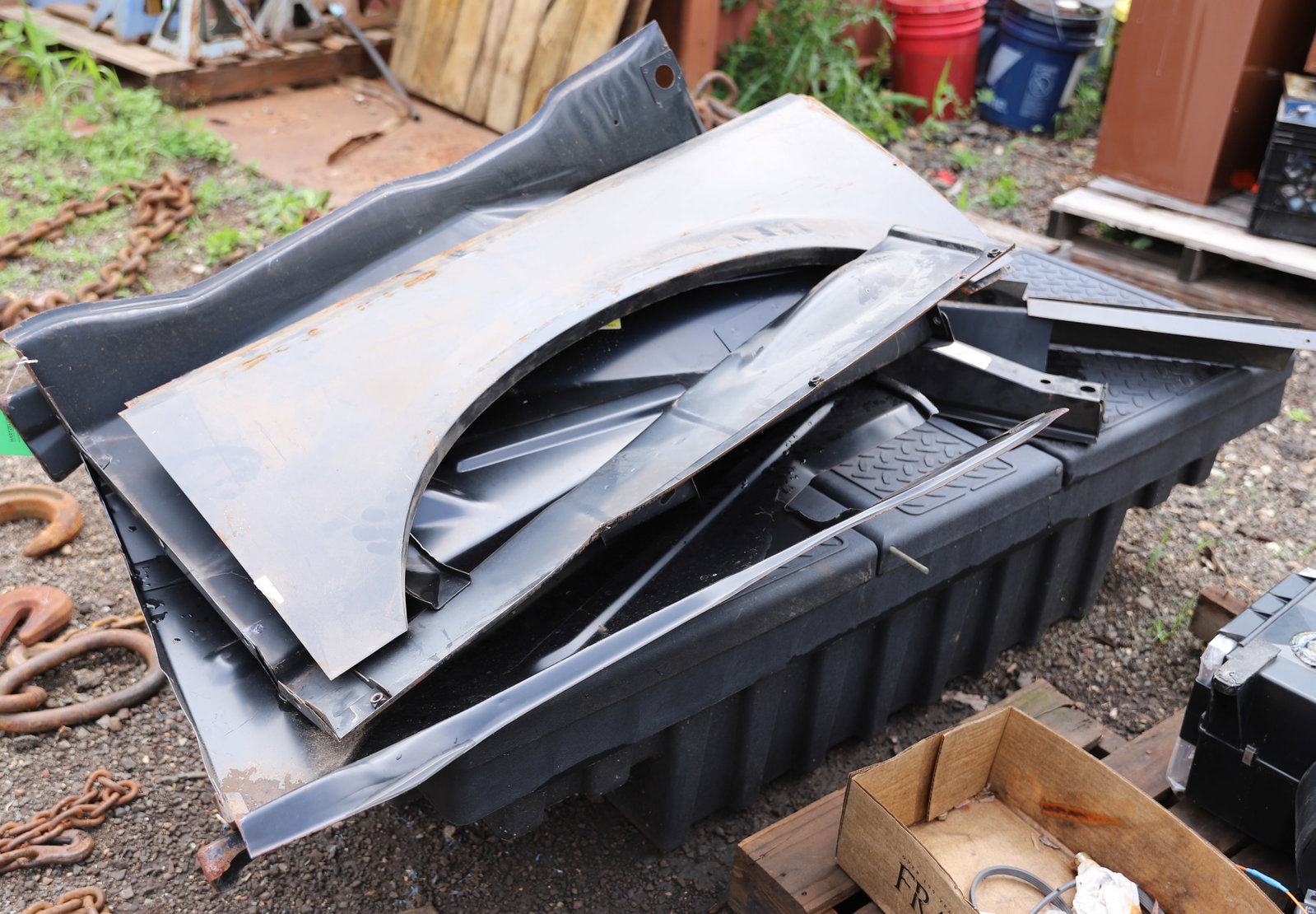 TRUCK LOT: PARTS TRUCK FENDERS AND TOOL BOX PLEASE READ CAREFULLY - THIS IS AN ONLINE AND ABSENTEE BID ONLY AUCTION. THERE WILL BE A PREVIEW ON SATURDAY AUGUST 17TH FROM 9:00 AM TILL 1:00 PM TO VIEW THE AUCTION.