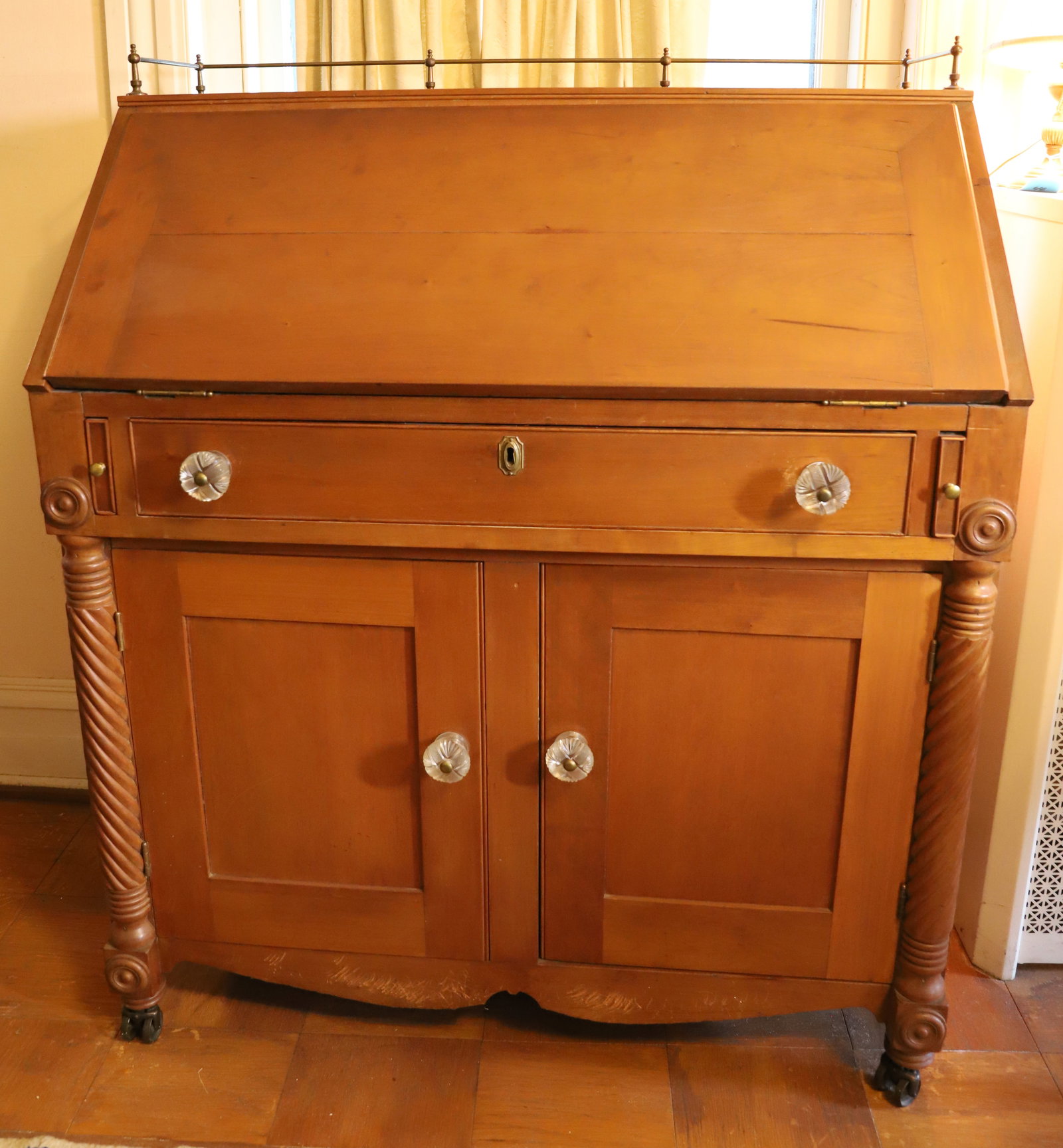 CHERRY FALL FRONT DECK: TRANSITIONAL SHERATON (10) INTERIOR DRAWERS EARLY LACY GLASS PULLS DRAWER OVER CABINET DOORS CARVED TWIST COLUMNS 45" X 39" PLEASE READ CAREFULLY – THIS IS AN ONSITE ONLINE ONLY AUCTION. The Address