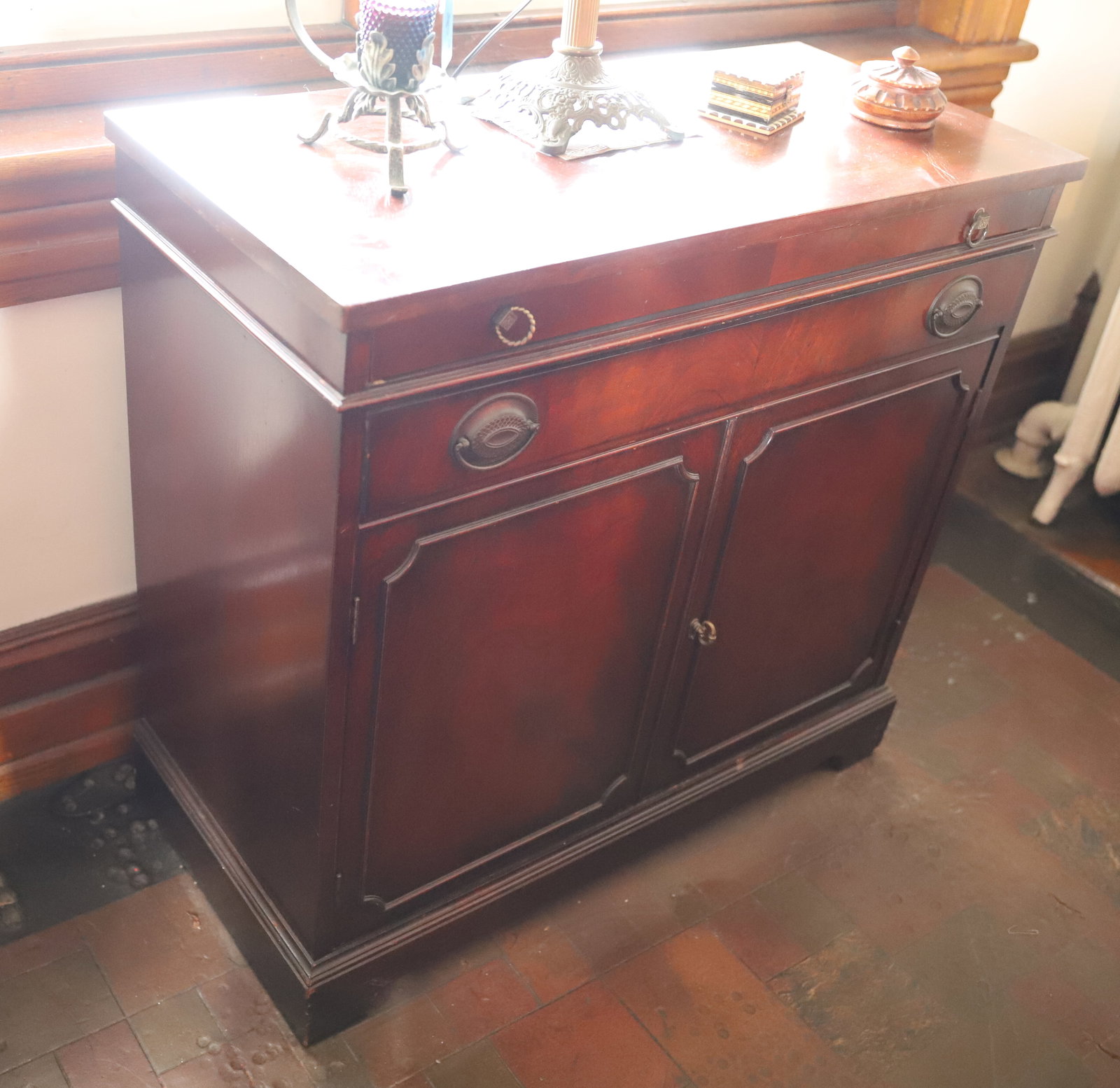 VINTAGE MAHOGANY LIQUOR CABINET: HATHAWAYS OF NEW YORK MAHOGANY VENEER PULL OUT TRAY DRAWER AND TWO DOORS 32" X 34" X 16" NICE FINISH PLEASE READ CAREFULLY – THIS IS AN ONSITE ONLINE ONLY AUCTION. The Address is 206 Market St. 